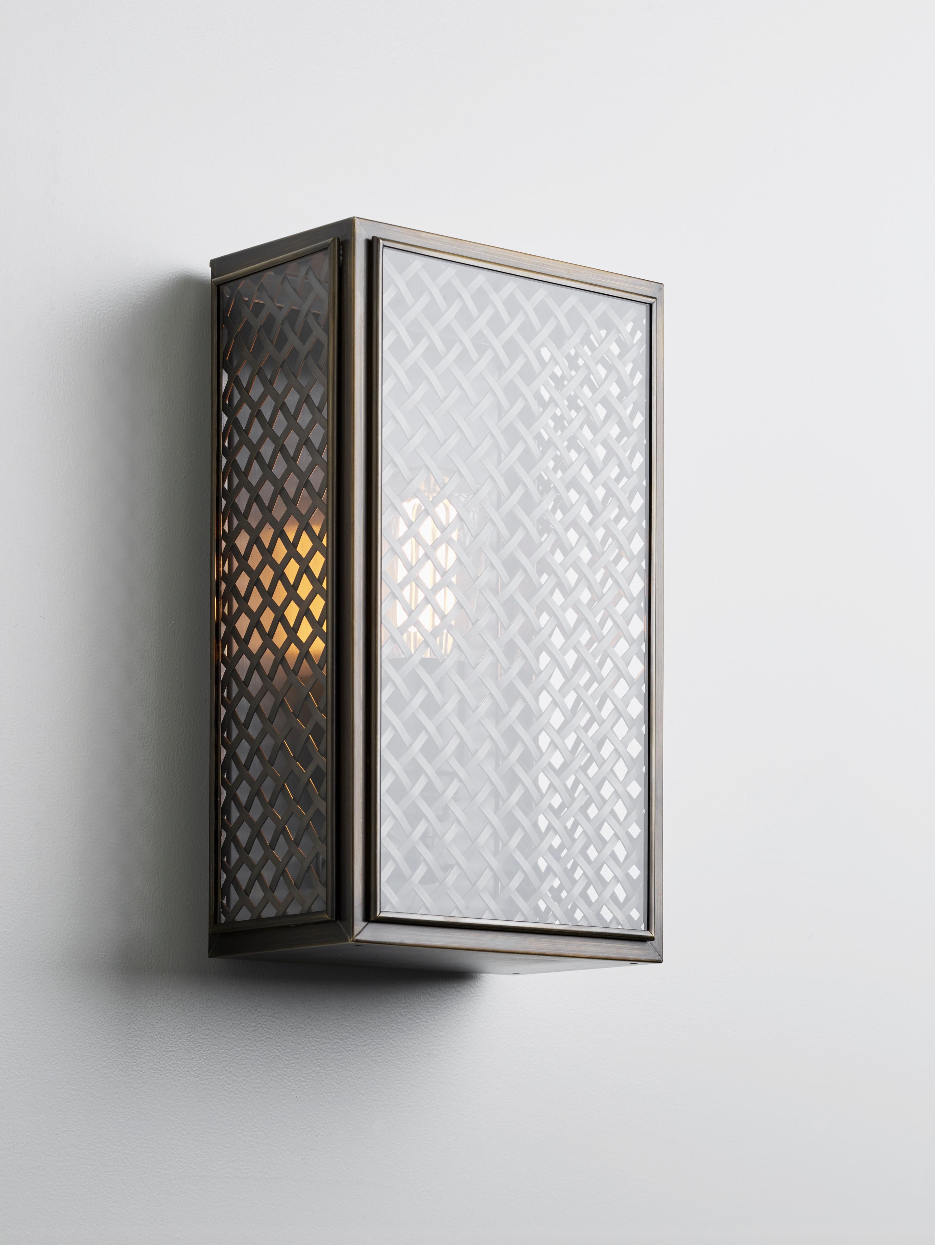 Wall light in brass with outside fitted clear glass and spring closure. MESH: (removable) brass plating at the inside of the light fitting. For indoor and outdoor use (IP44). Note that bulbs are not included but can be sourced from Just Bulbs in