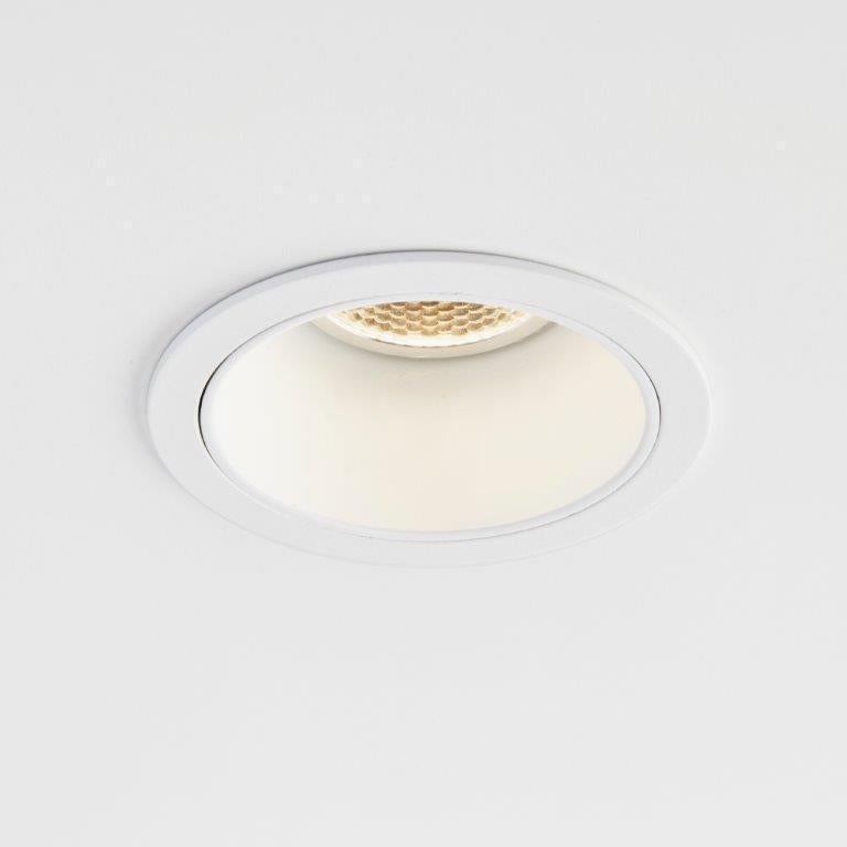 Downlighter semi-encastré, pour faux-plafonds et plafonds en béton.
Dimensions : découpe 83mm (81mm pour plafond en béton) - diamètre extérieur 89mm - hauteur d'encastrement 150mm.
Alimentation principale 230V AC 50Hz.
Utilisation : intérieur