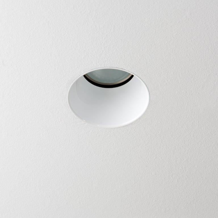 Einbaudownlight ohne Rahmen, für Zwischendecken und Betondecken.
Abmessungen: Ausschnitt 83mm (81mm für Betondecke) - Außendurchmesser 80mm - Einbauhöhe 150mm.
Stromversorgung 12V AC.
Verwendung: Innenbereich (IP20) Energieklasse A++