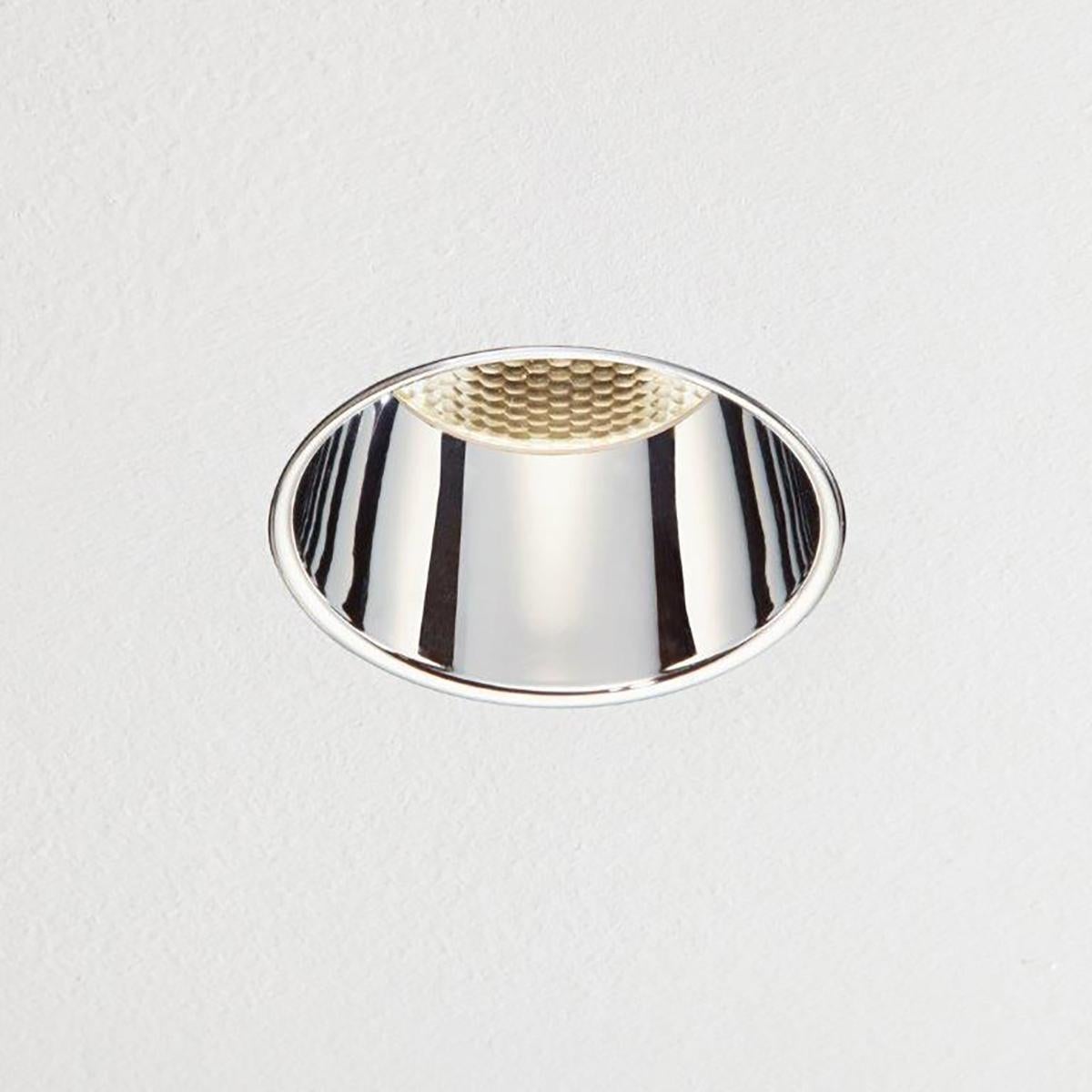Foco empotrable sin marco, para falso techo y techo de hormigón.
Dimensiones: recorte 83 mm (81 mm para techo de hormigón) - diámetro exterior 80 mm - altura empotrada 150 mm.
Para conectar a un controlador LED remoto externo (no incluido).
Fuente