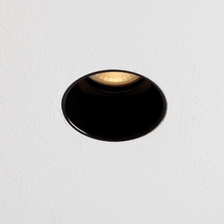 Luminaire encastré sans garniture, pour faux-plafonds et plafonds en béton.
Dimensions : découpe 83mm (81mm pour plafond en béton) - diamètre extérieur 80mm - hauteur d'encastrement 150mm.
Pour connecter un pilote LED externe à distance (non