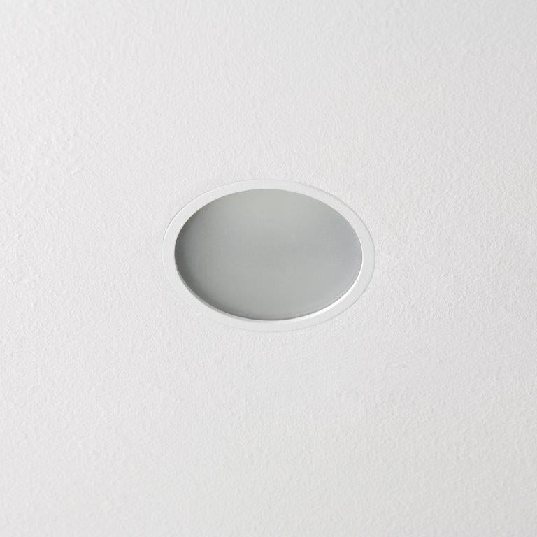 Randloser Einbaustrahler mit mattiertem Glas, für Zwischendecken und Betondecken.
Abmessungen: Ausschnitt 83mm für Gipsdecke (81mm für Betondecke) - Außendurchmesser 80mm - eingebaut
Höhe 150 mm. Zum Anschluss an einen externen Remote-LED-Treiber
