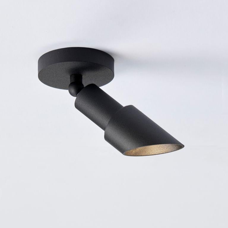 Adjustable surface mounted downlighter. Ceiling plate with Spot Optic, axial adjustable from 0° to 60° -
directional from 0° to 350°. Dimensions: ceiling plate Ø 75mm - height ceiling plate 15mm - maximum height
97mm. To connect to external driver