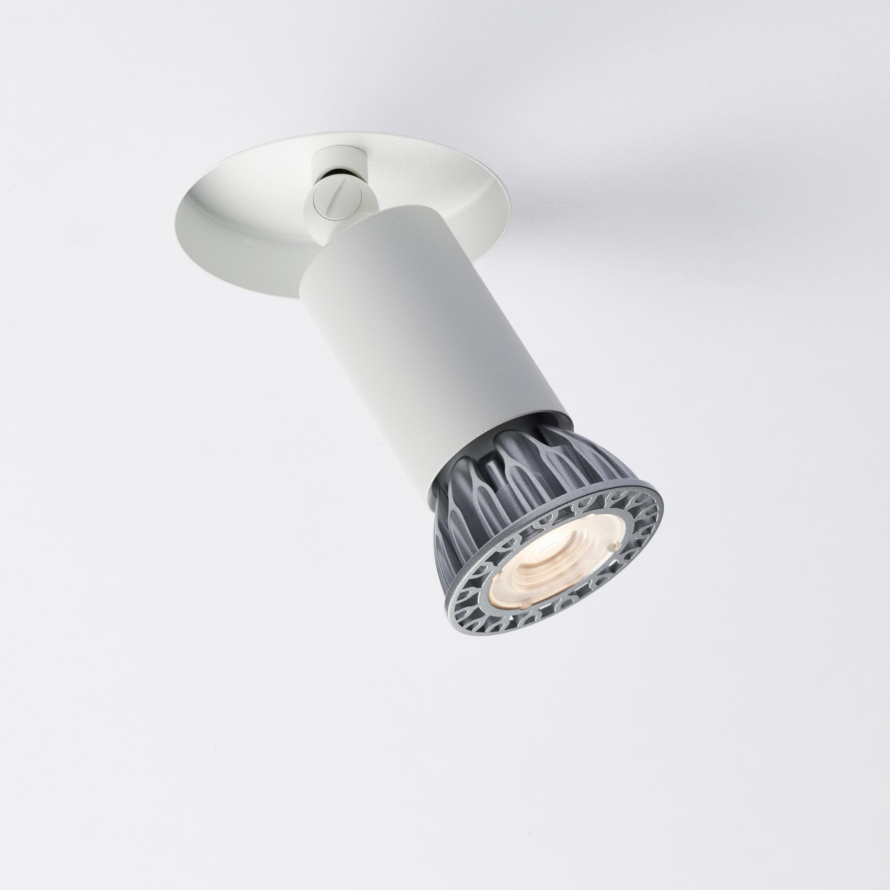 Trimless recessed adjustable downlighter (both for installation in plasterboard as in hard ceiling). Visible deep-set tube, be at one with the ceiling edge, complete with Optic-Spot, axial adjustable from 0° to 90° - directional from 0° to