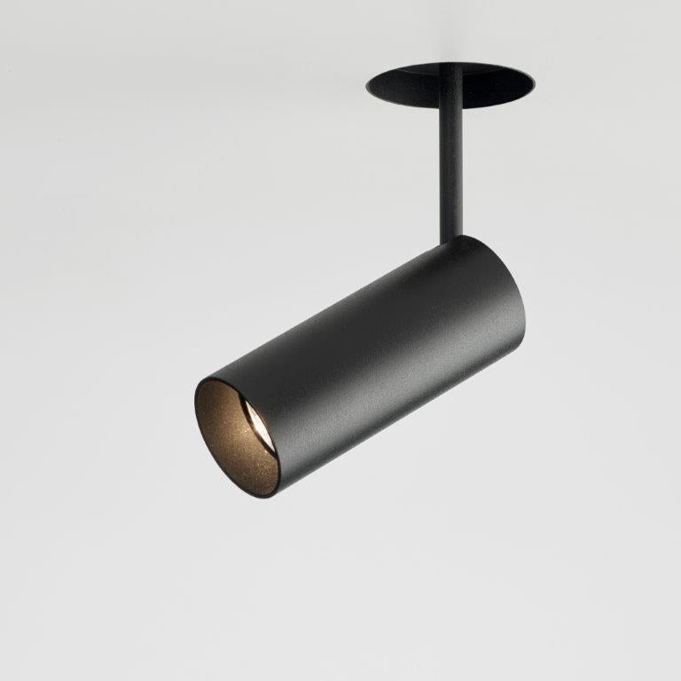 Richtungsweisende Einbauleuchte ohne Rahmen (sowohl für den Einbau in Gipskartonplatten als auch in Hartdecken). Sichtbar tiefliegend
Rohr, deckenbündig, komplett mit Strahler, axial verstellbar von 0° bis 90° - direktional von 0° bis
350°.