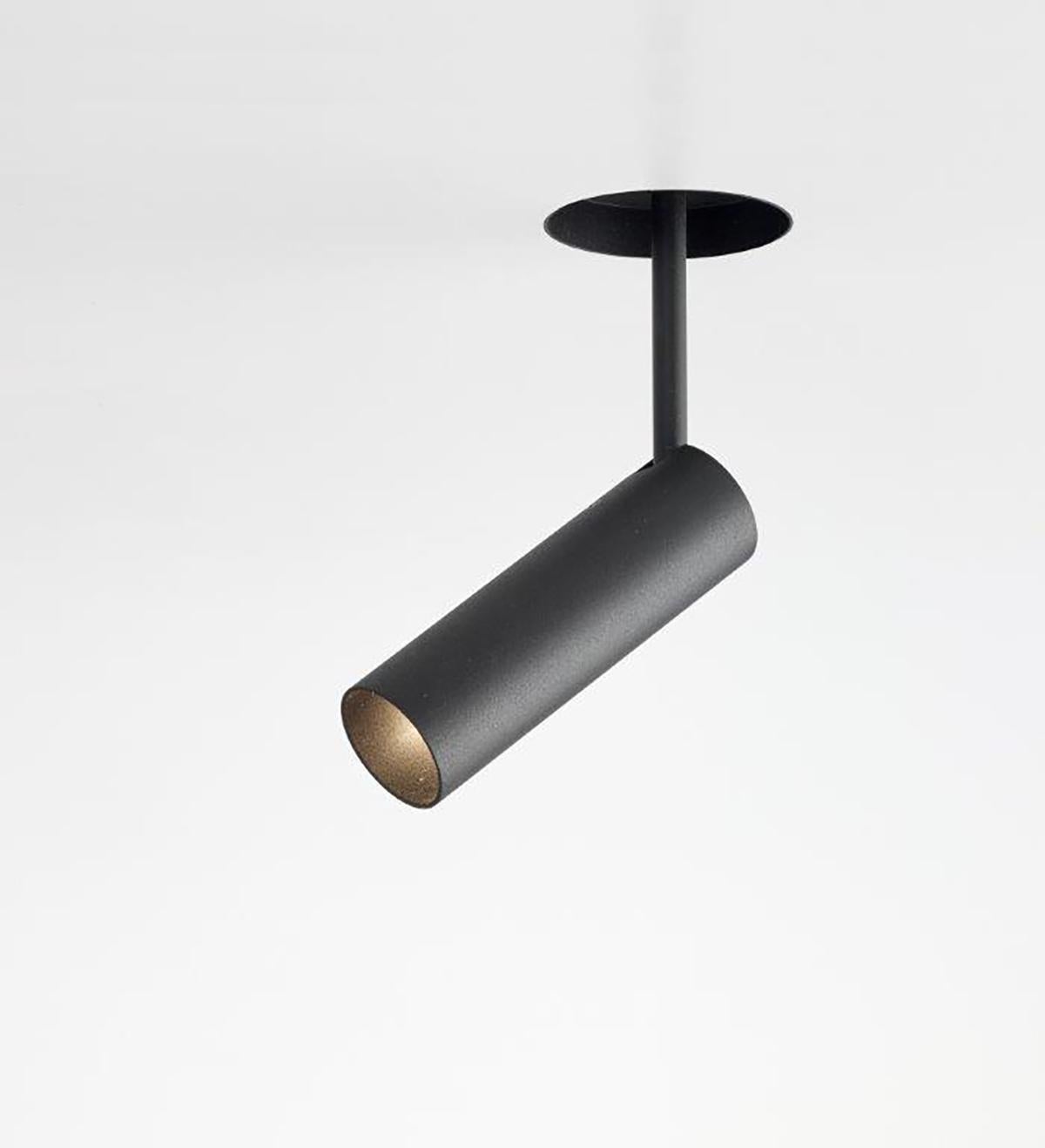 Luminaire encastré orientable sans garniture (aussi bien pour l'installation dans une plaque de plâtre que dans un plafond dur). Visible
tube encastré, à fleur de plafond, complet avec spot lumineux, axial réglable de 0° à 90° - directionnel à