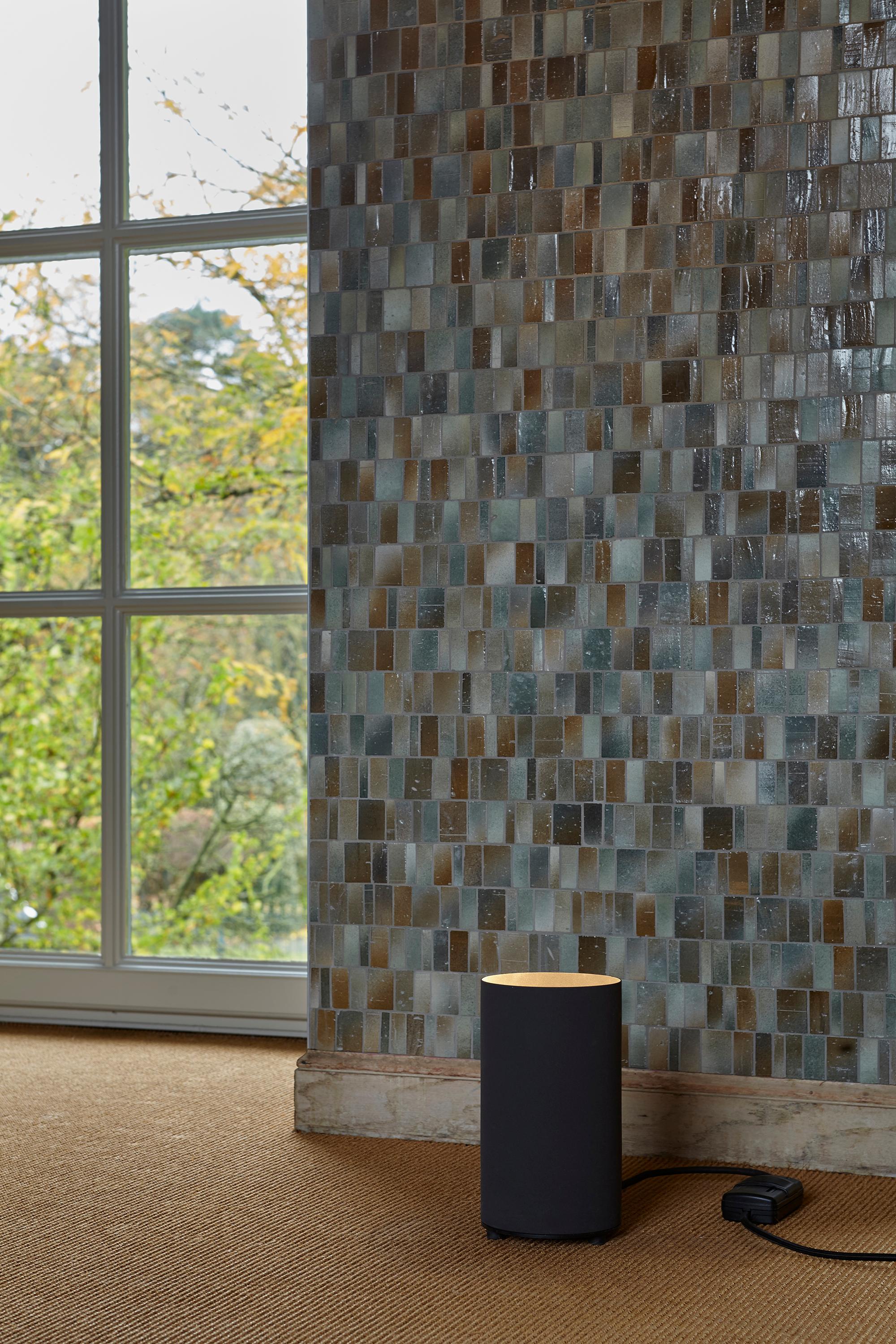 Lampada da terra a forma di cilindro con base in alluminio laccato, 2 metri di cavo, spina e dimmer a pedale. Per uso interno (IP20).

Lampada LED PAR30 3000K 9W 30° 230V E27 dimmerabile. Potenza principale 230V 50Hz.