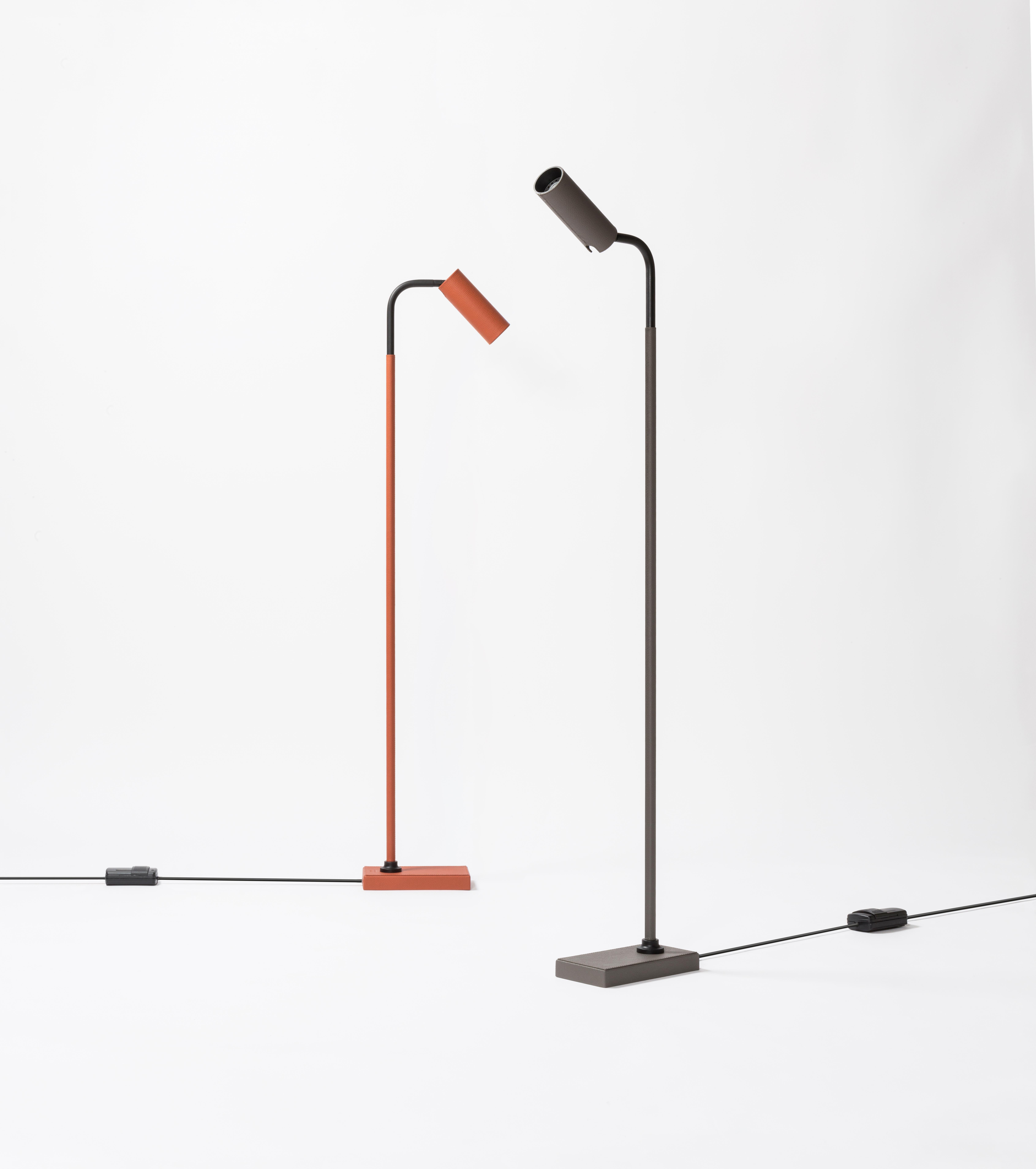 Pedestal reading lamp with a rectangular weighted base, vertical arm and a vertical placed tube on knuckle joint, 350° turnable, 90° adjustable, with GU10 lamp holder, 2 meter cable, plug and foot dimmer. Measures: Aluminium tube diameter 55, height