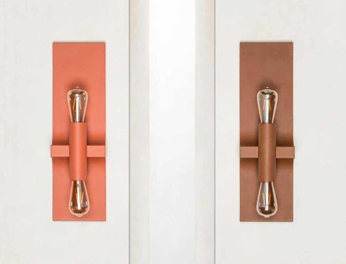 Aplique de pared con carcasa de latón soldado artesanalmente.
Dimensiones: anchura 160 mm - altura 550 mm - proyección 125 mm.
2 x Lámpara Lúmmi LED e27 220-240V 5W 2200K 400lm (regulable) incluida.
Alimentación principal 230V 50Hz.
Uso: interior
