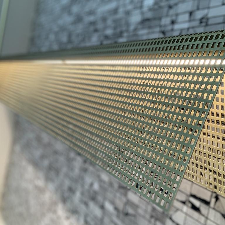 Lampada a sospensione in ottone con copertura a motivi geometrici, con due bracci a sospensione (diametro 10 mm).
Dimensioni: larghezza 1706 mm - altezza 150 mm - profondità 186 mm.  
Piastra a soffitto (non inclusa):  1800 mm x 106 mm x 34 mm.
Tubo