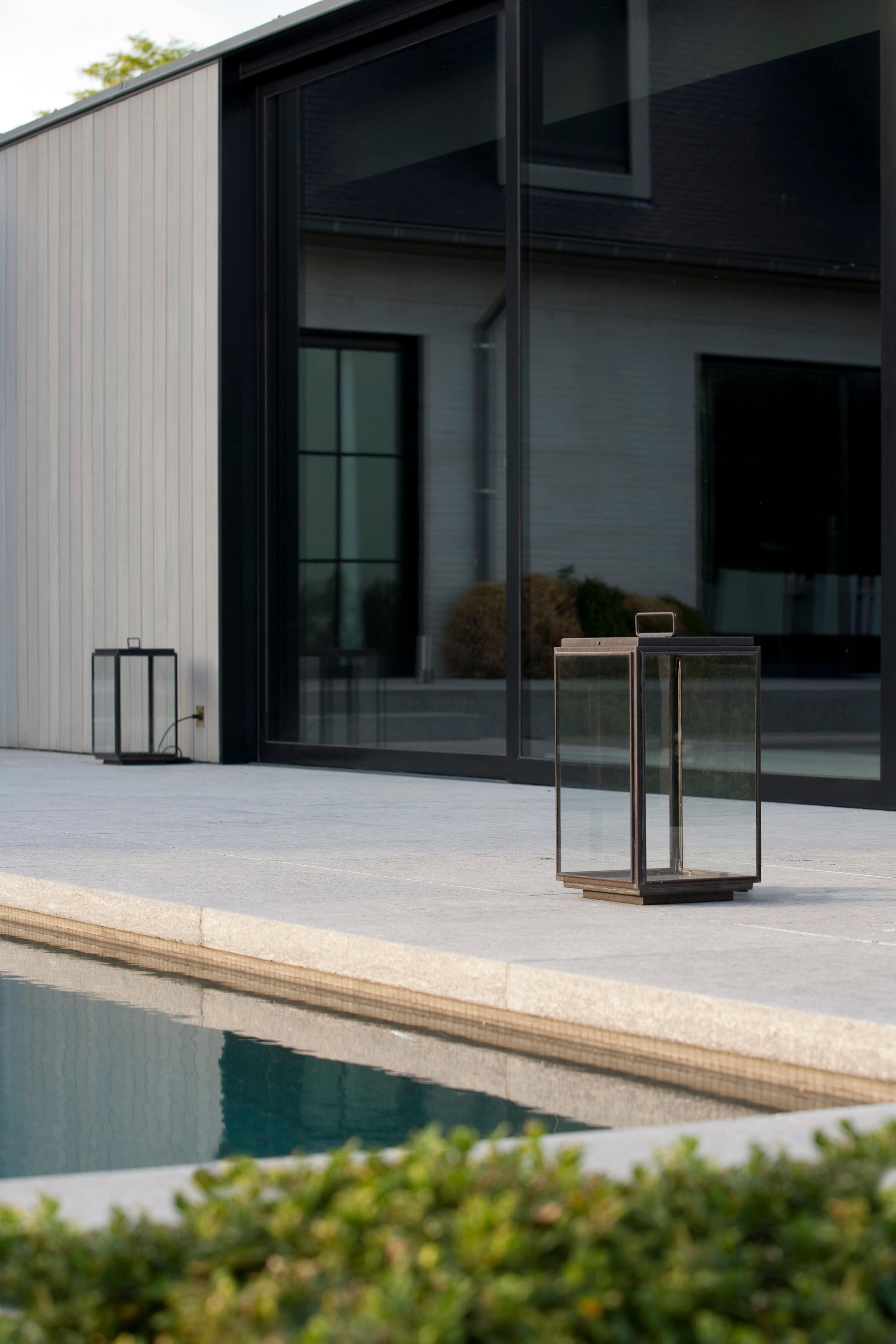 Moderne Lampadaire Tekna Ilford à alimentation électrique avec finition en bronze et verre transparent en vente