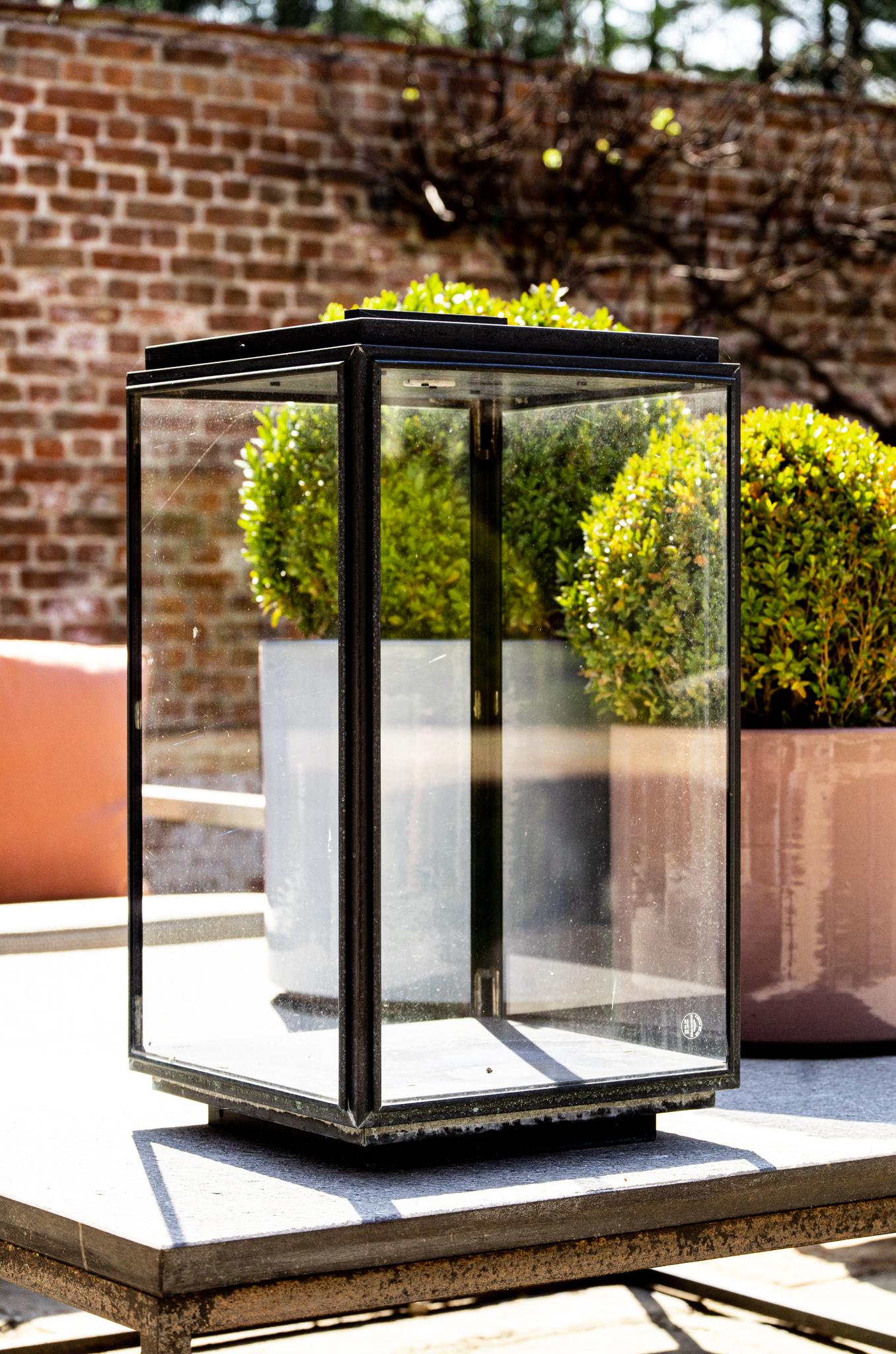 Lampadaire Tekna Ilford à alimentation électrique avec finition en bronze et verre transparent Neuf - En vente à New York, NY