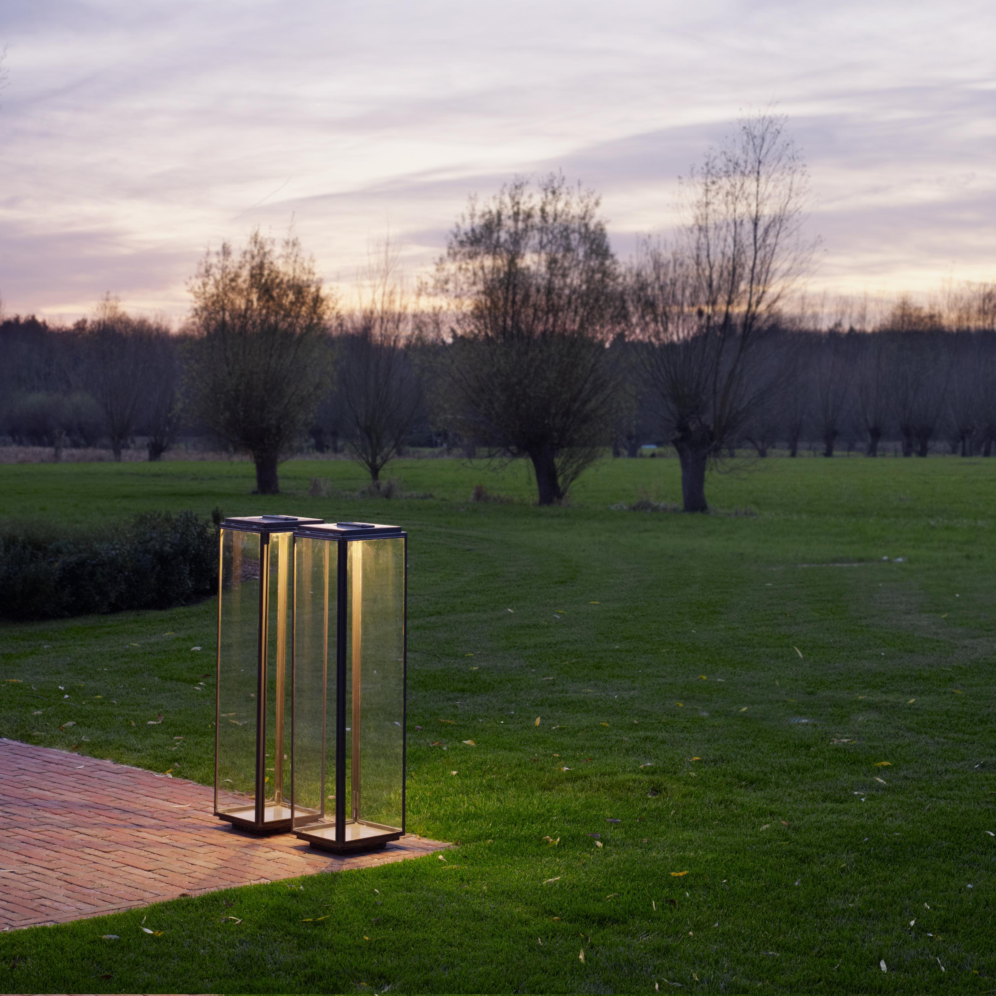 Elegant floor light in dark bronze with outside fitted clear glass, 5 meter cable H05RNF and plug. For outdoor use (IP44). Fixation to the ground for outdoor use.

These floor lamps (5 of them) can be found in the new New York City Hermes Flagship