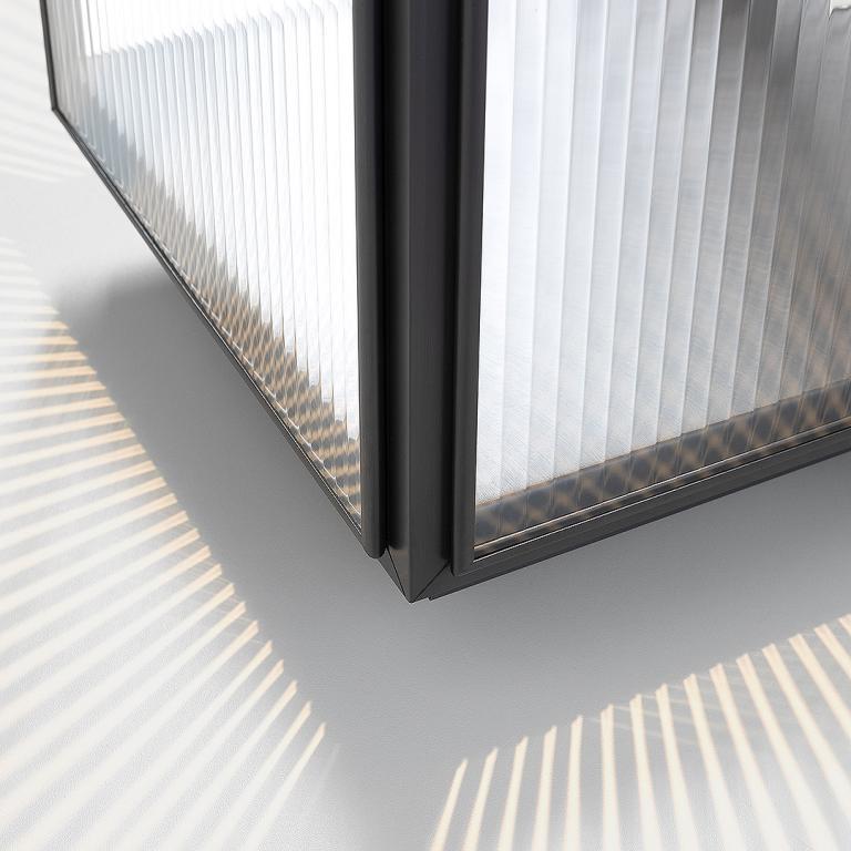 Lámpara de pie ecléctica en bronce oscuro con cristal de seguridad estriado colocado en el exterior, cable de 5 metros H05RNF y enchufe. Para uso en exteriores (IP44).

LED de alta potencia 6W - 2700K - CRI 85. Con controlador LED. Alimentación