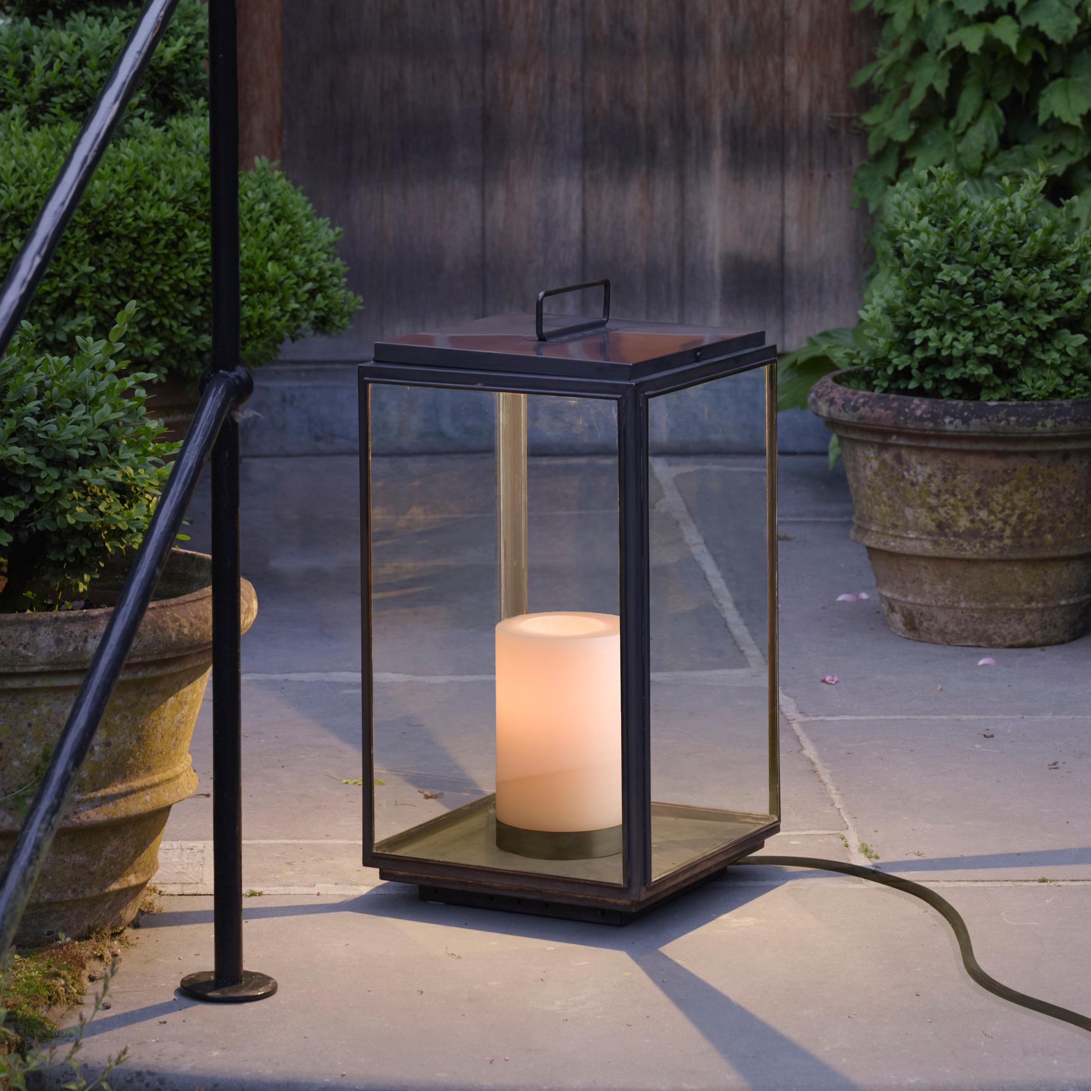 Eclectic floor light in dark bronze with outside fitted clear glass, supplied with an oyster-white imitation candle-cover and candle effect with LED technology, 5 meter cable H05RNF and plug. For outdoor use (IP44).

LED module 230-240V 4W 2700K