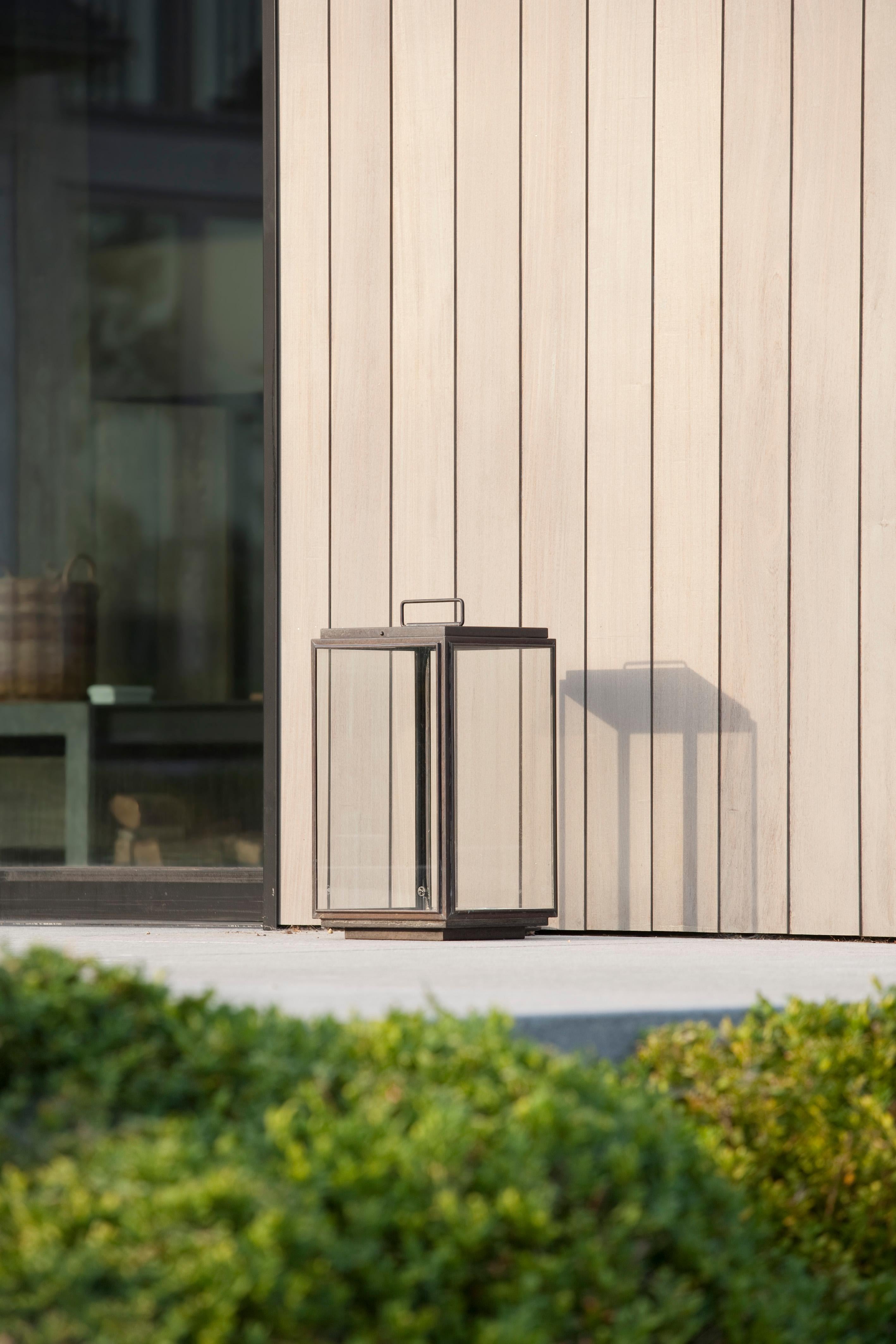 Eclectic floor light in dark bronze with outside fitted clear safety-glass, supplied with rechargeable Li-ion battery at the top, good for a life span of 11 hours after full recharge (of 2 hours). For outdoor use (IP44).

High power LED 6W - 2700K