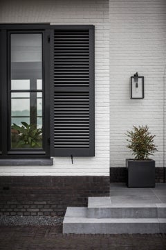 Applique Tekna Ilford Wall-C con finitura in bronzo scuro e vetro trasparente