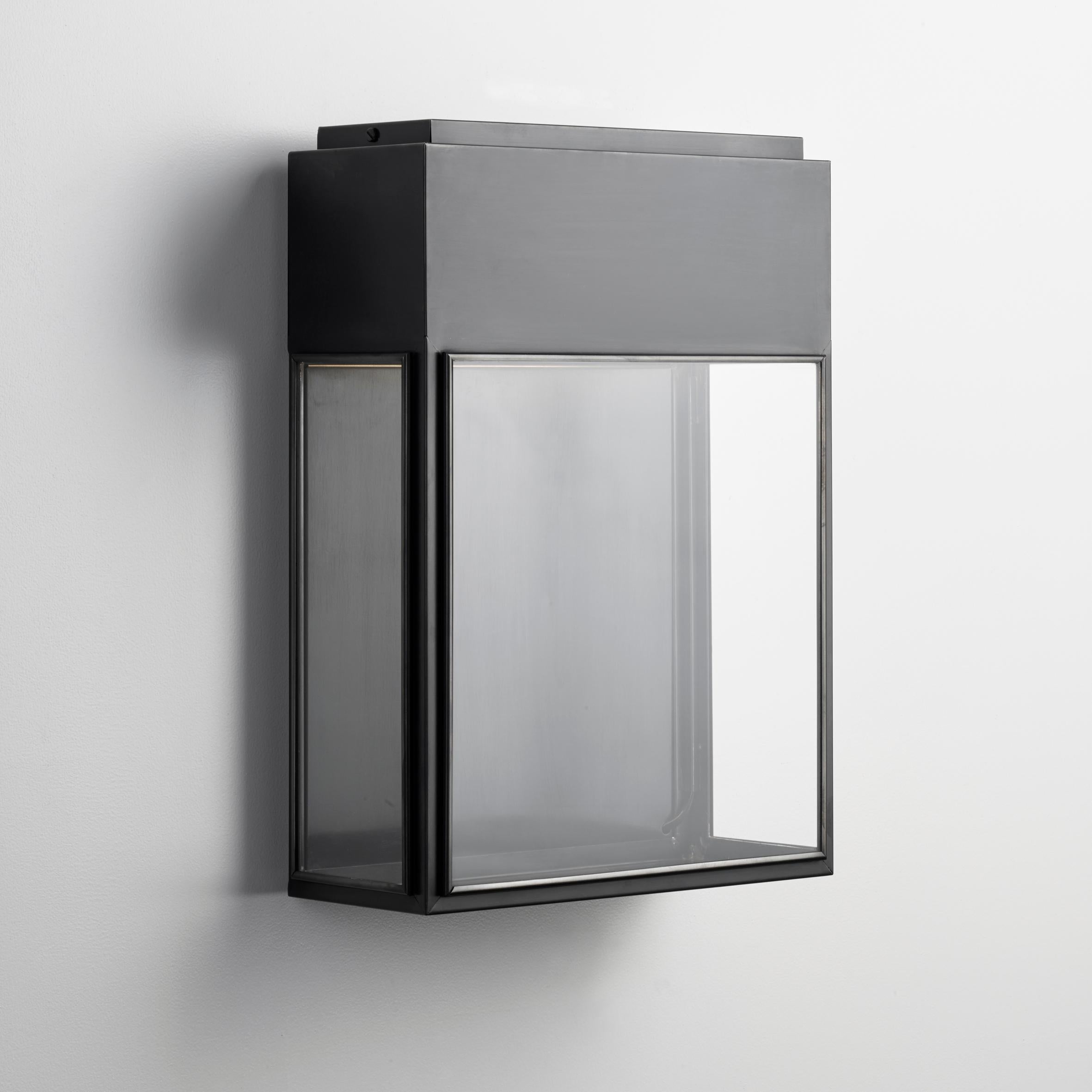 Aplique de latón con cristal transparente o esmerilado colocado en el exterior. La parte superior cerrada es también la base del equipo eléctrico. Cierre por resorte. Para uso en interiores y exteriores (IP44).

LED de alta potencia 7,2W - 2700K -