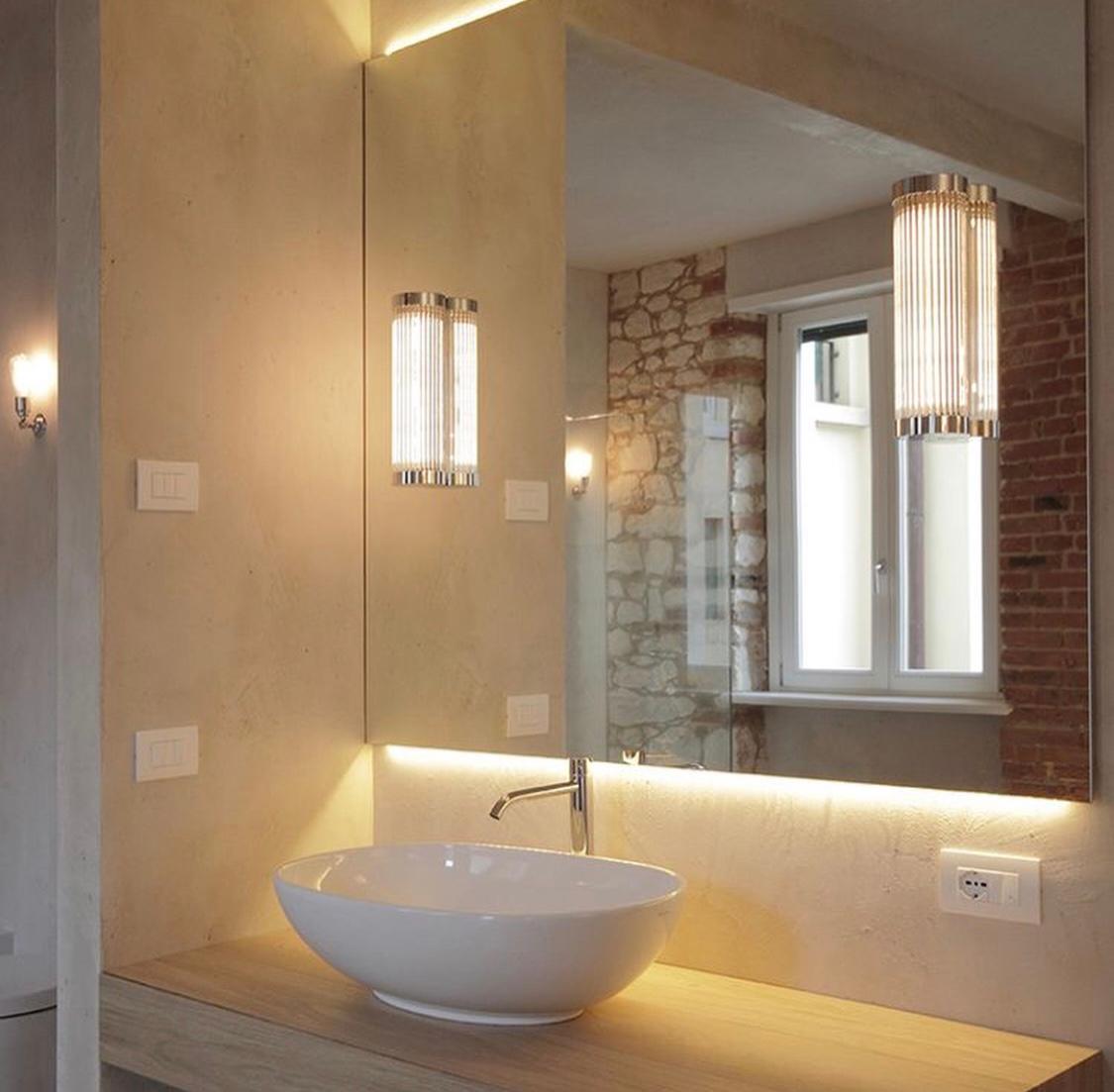 Lampada da parete in ottone massiccio con aste di vetro individuali.
Dimensioni: larghezza 100 mm - altezza 372 mm - sporgenza 90 mm.
Portalampada in alluminio Linestra S14s.
Lampada in vetro Milky White S14s 230V 5W 300mm inclusa.
Potenza