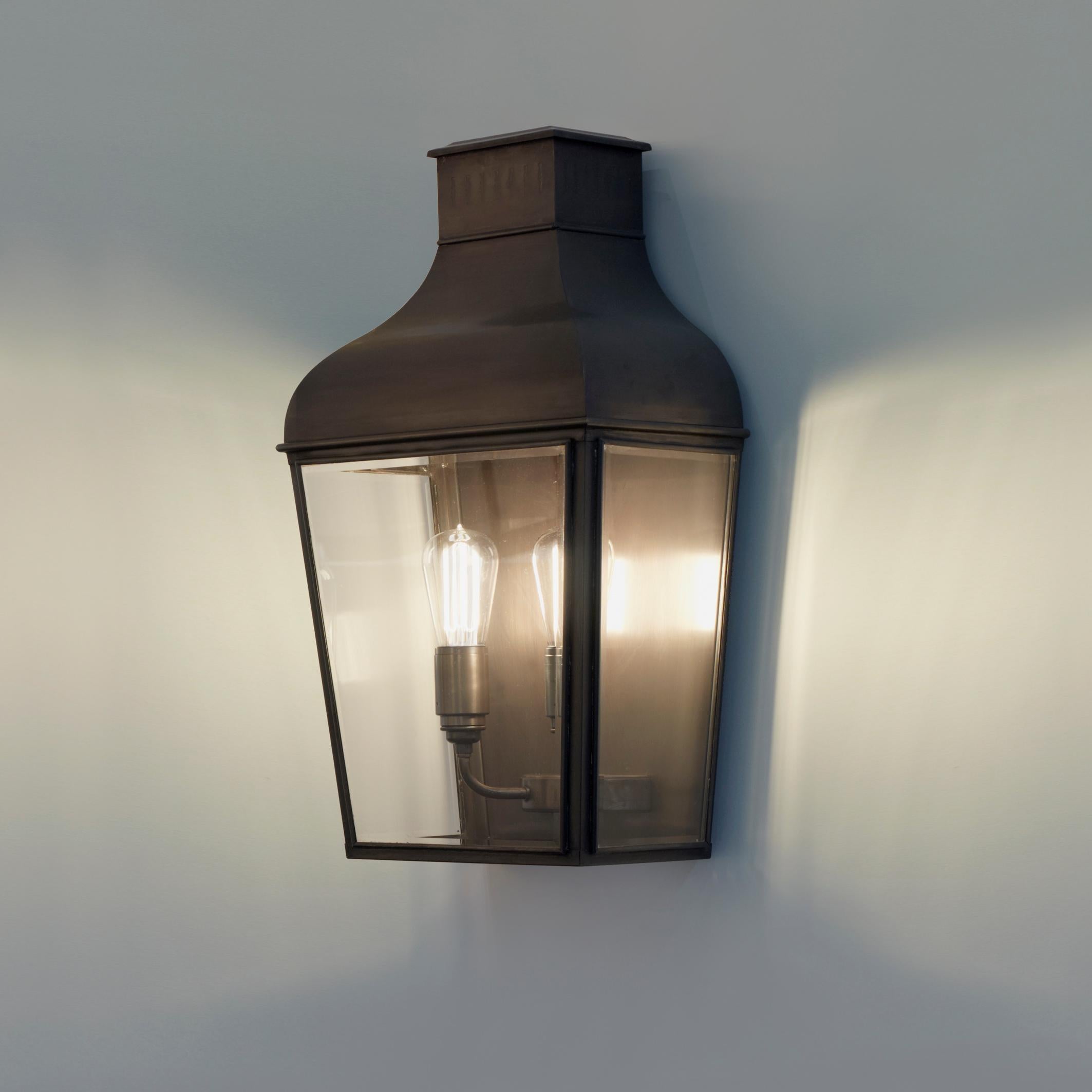 Wall light with pagoda structure in dark bronze with outside fitted clear glass and spring closure. For indoor and outdoor use (IP44).

Caret squirrel cage lamp 230V E27 2 x 7,7W 2300K. Main power 230V 50Hz.
