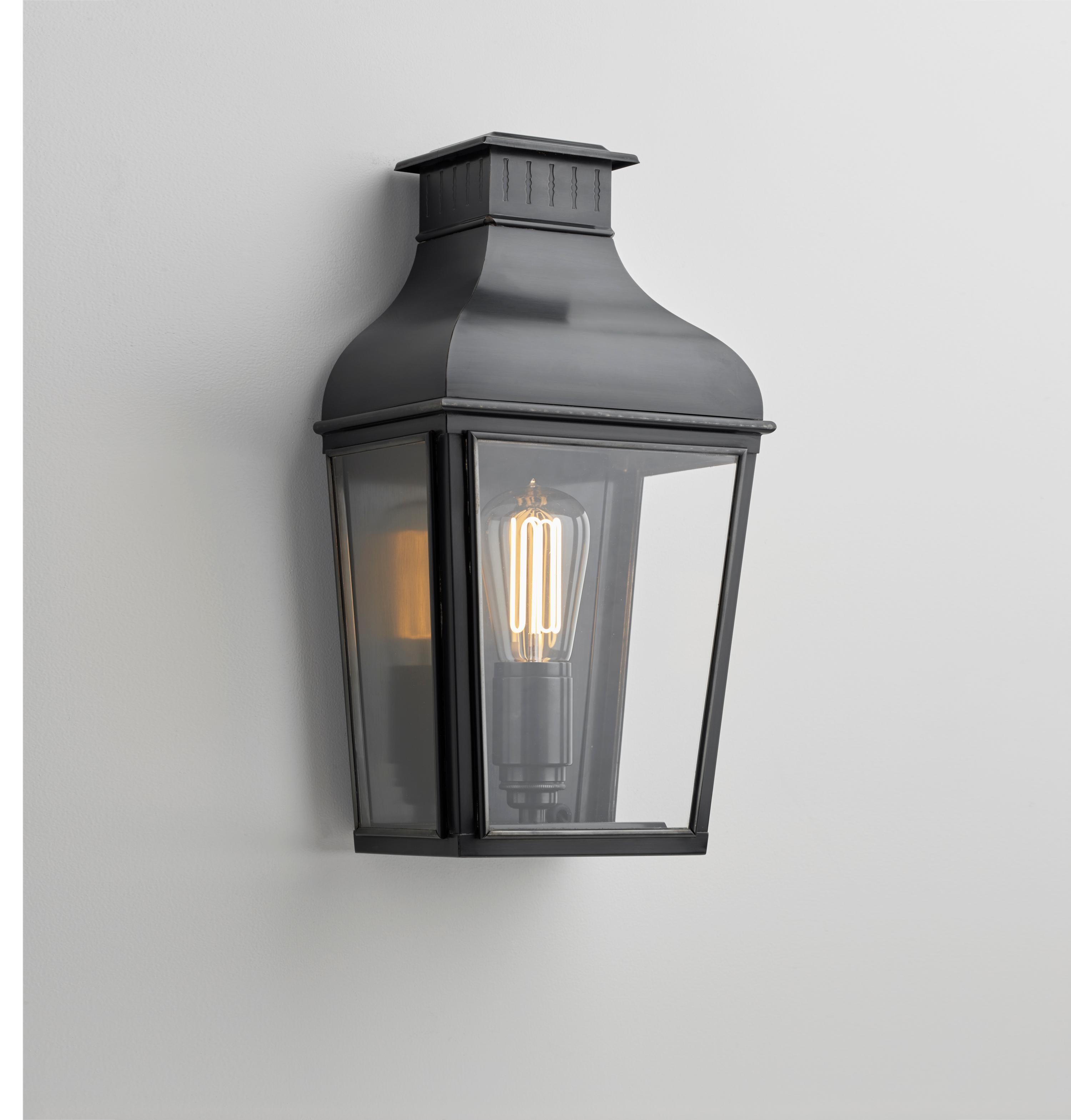 Wall light with pagoda structure in dark bronze with outside fitted clear glass and spring closure. For indoor and outdoor use (IP44).

Caret squirrel cage lamp 230V E27 7,7W 2300K. Main power 230V 50Hz.