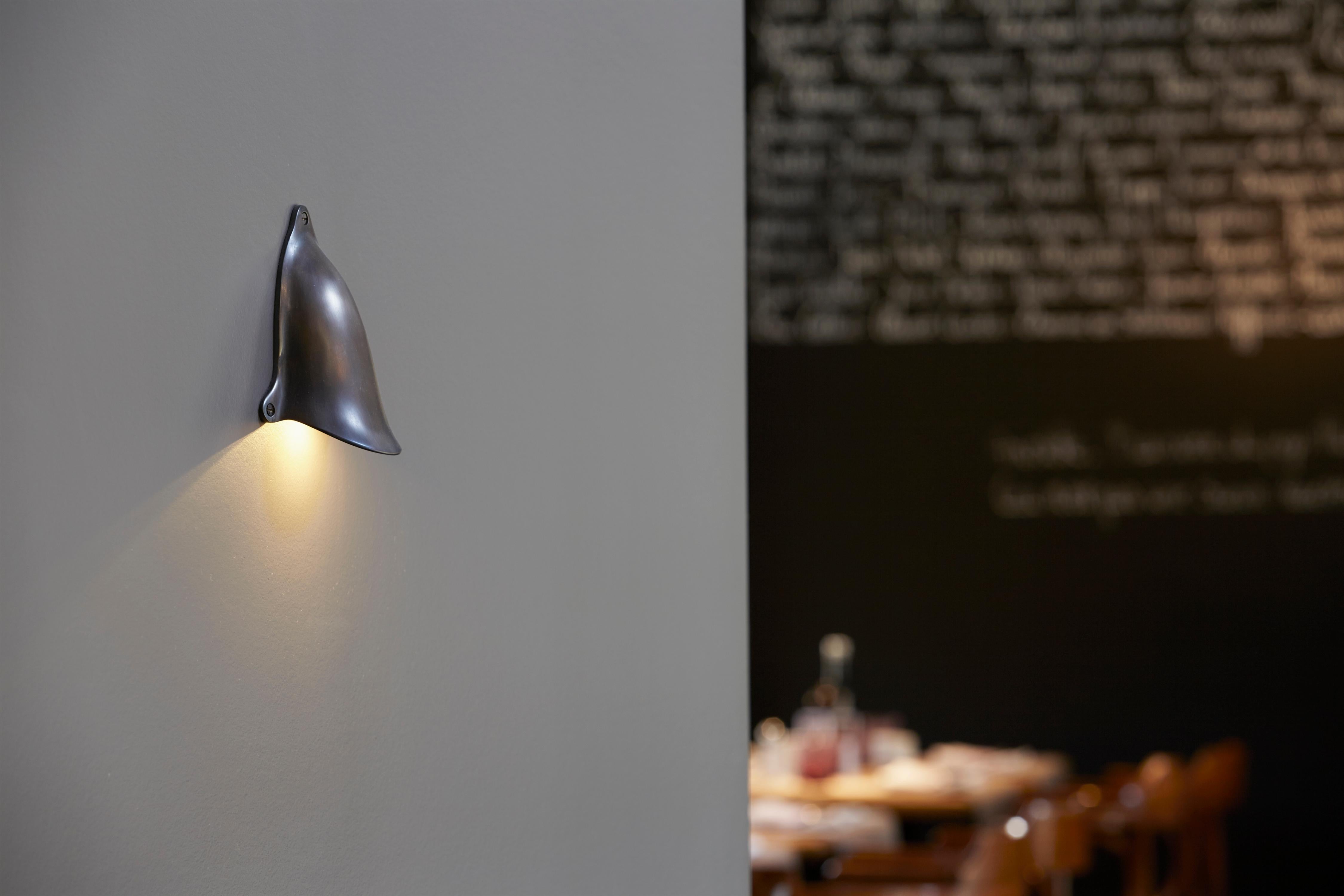 Coperchio di ventilazione utilizzato come applique in ottone sabbiato. Solo per uso interno (IP20).

Modulo LED 230V 4,3W 2700K 145lm. Potenza principale 230V 50Hz.