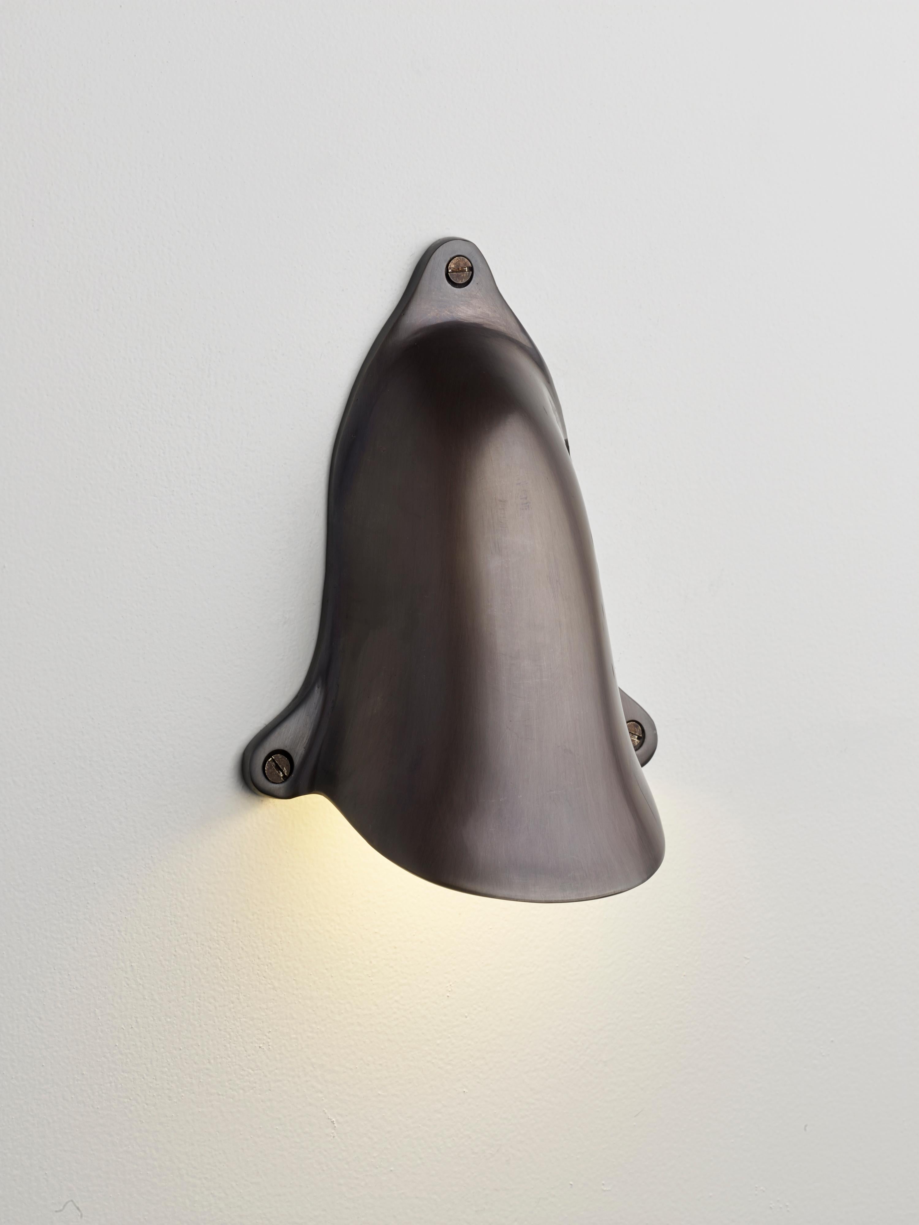 Belga Applique a LED Tekna Shell Light con finitura in ottone lucido e copertura per la ventilazione in vendita