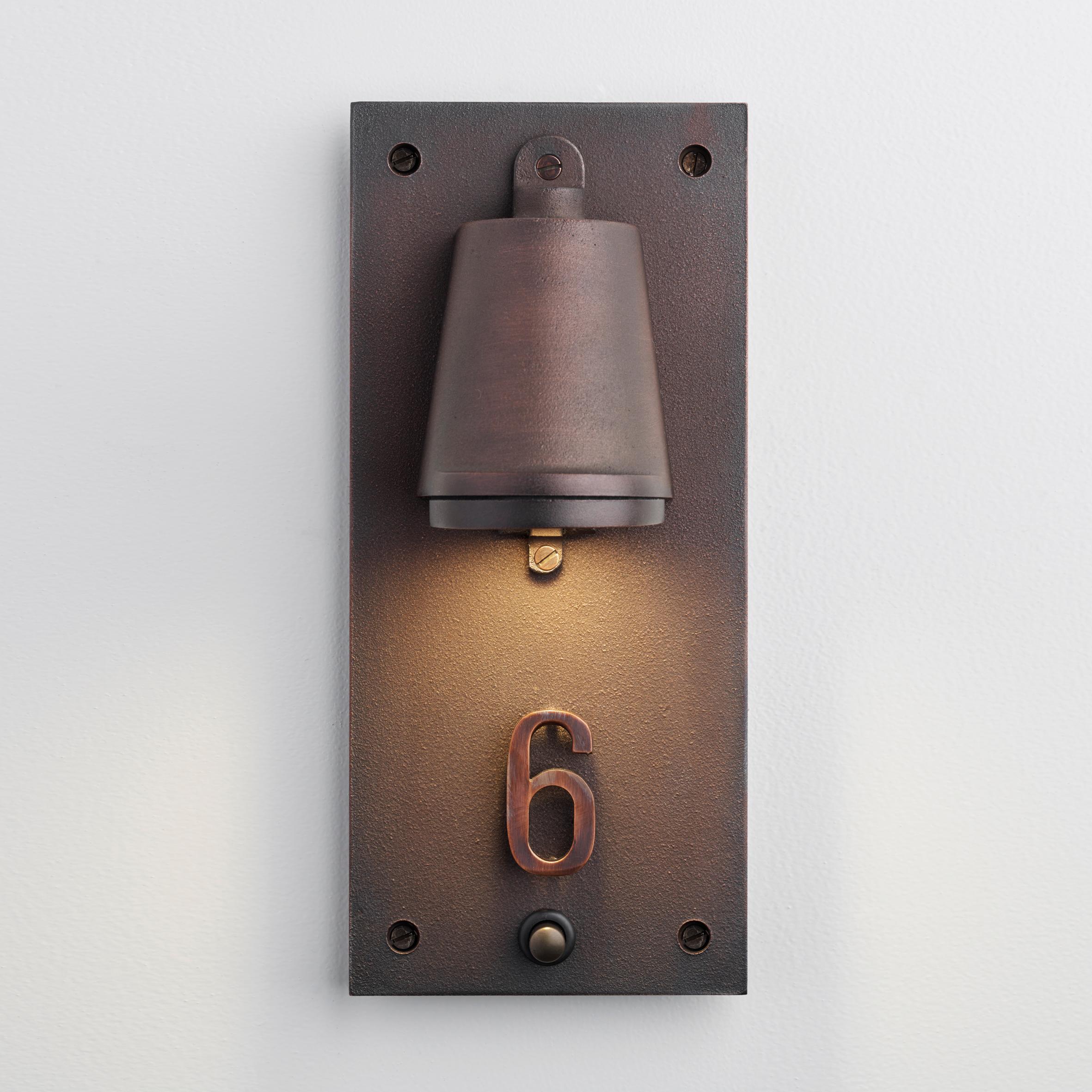 Wall light in sand casted brass with frosted glass. Wall plate with max. Three numbers included, in rough dark bronze or rough aluminium. The housenumber must always be used with spreaderlight. For outdoor use (IP43).

LED module 230V 4,3W 2700K