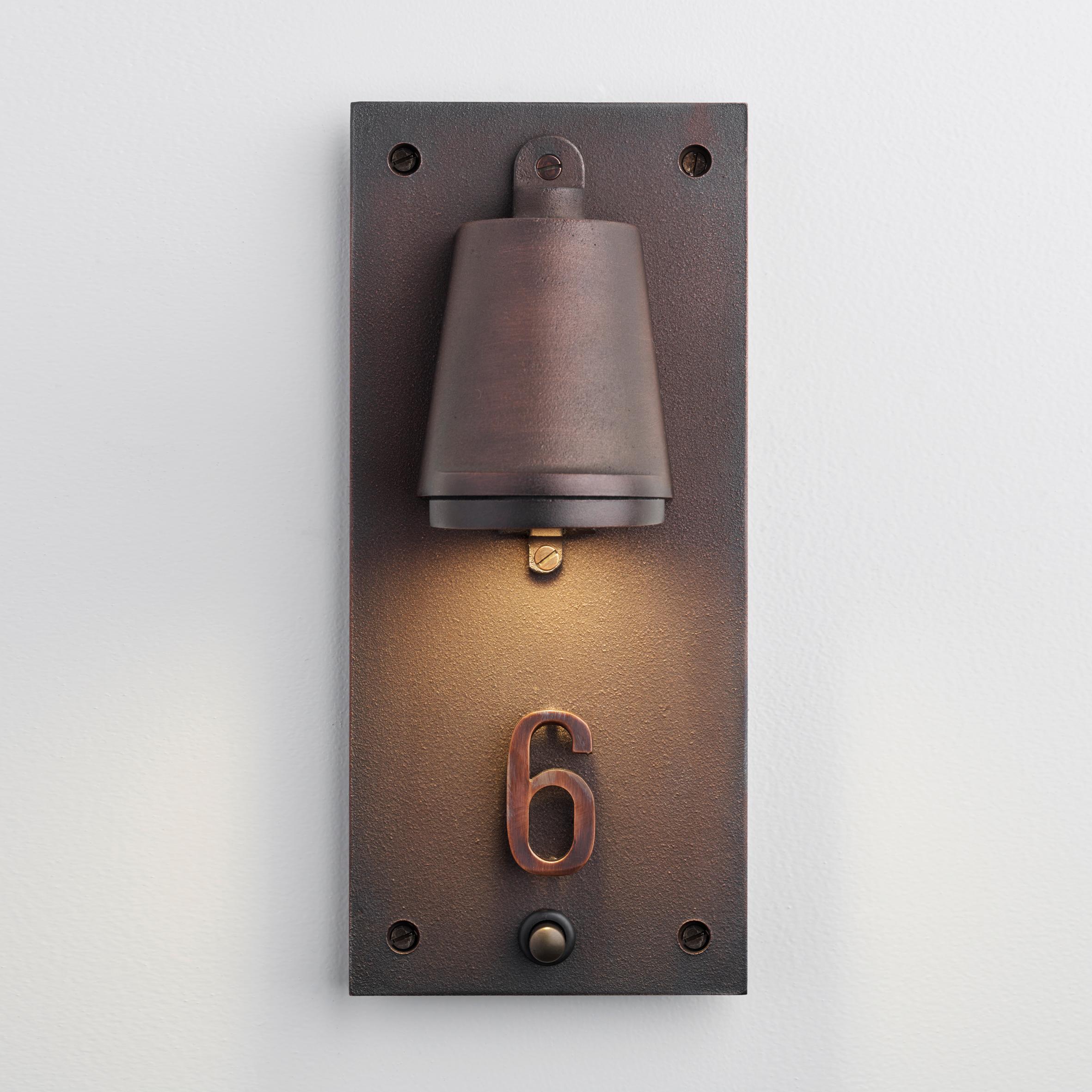Applique in fusione di ottone sabbiato con vetro smerigliato. Placca da parete con max. Tre numeri inclusi, in bronzo scuro grezzo o alluminio grezzo. Il numero civico deve essere sempre utilizzato con la luce di diffusione. Per uso esterno