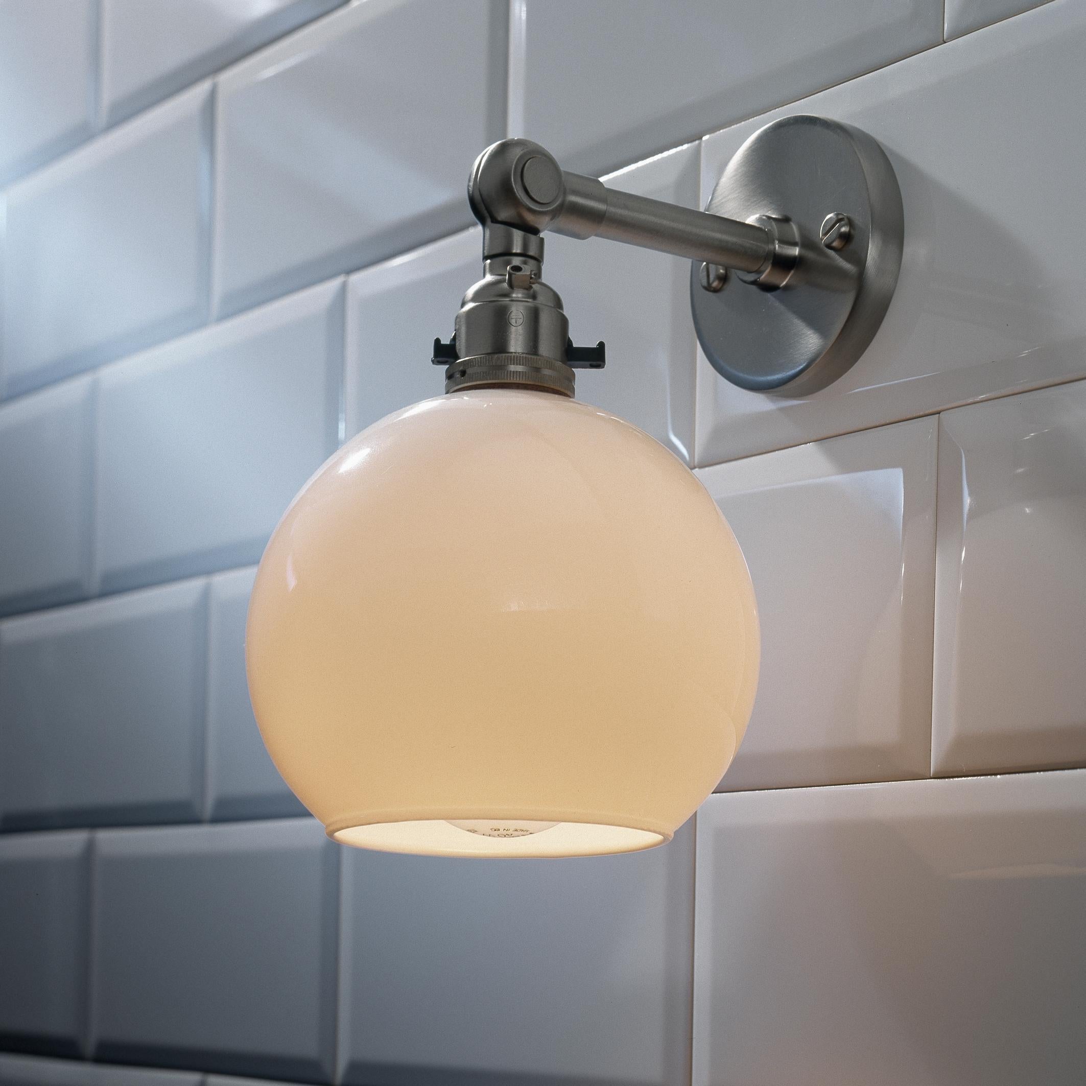 Applique in ottone con braccio regolabile, portalampada B22 con interruttore di sicurezza e vetro opalino sferico. Solo per uso interno (IP20).

Lampada LED 230V B22 4W 2700K Retro A60. Potenza principale 230V 50Hz.