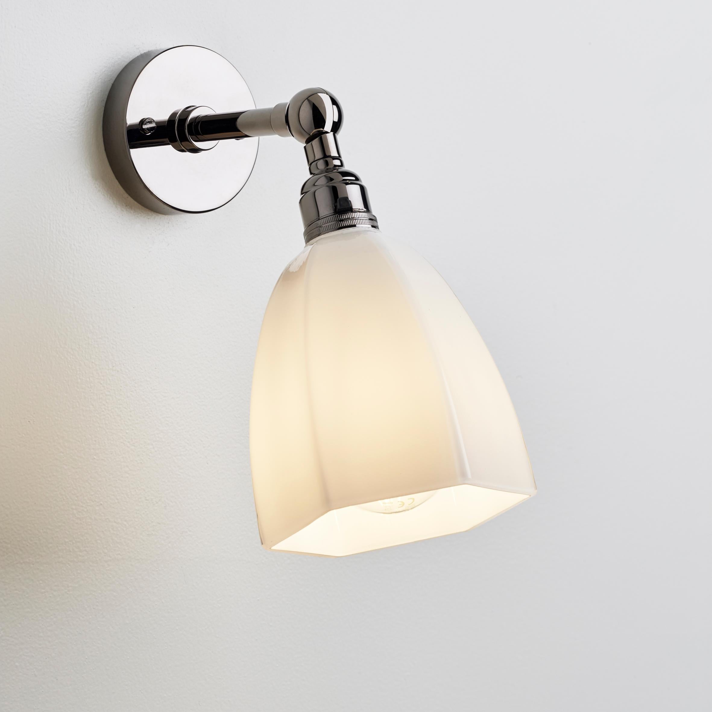 Wall light in brass with adjustable arm, lamp holder B22 with safety switch and ornamental opal glass. For indoor use only (IP20).

Lamp LED 230V B22 4W 2700K Retro A60. Main power 230V 50Hz.