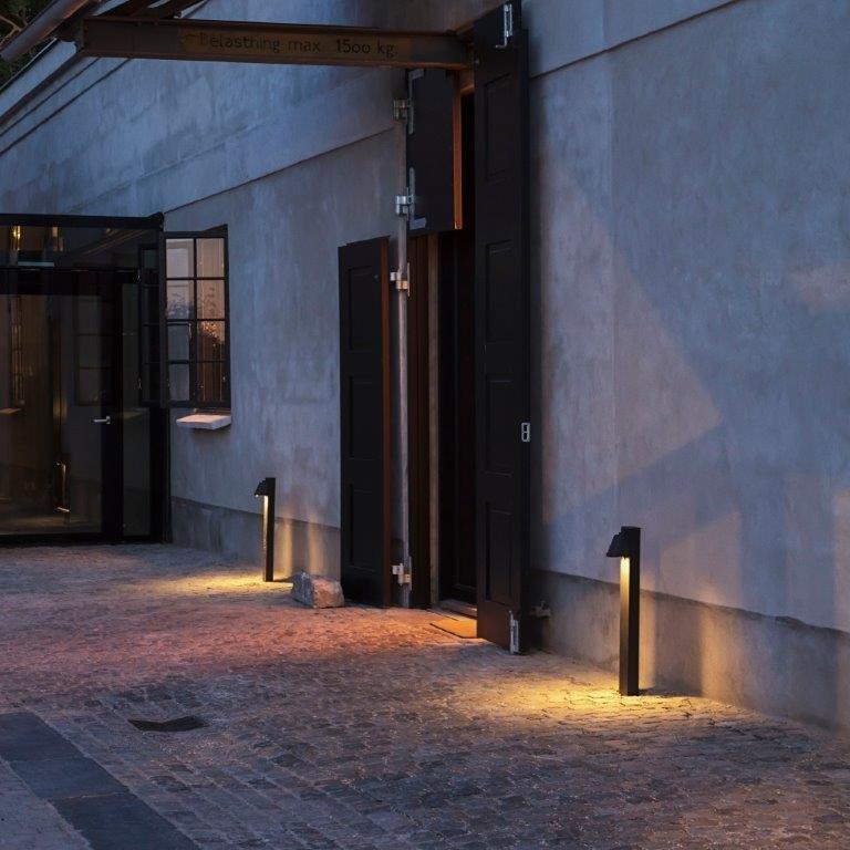 Tekna Wilford Pole Light en Bronce Oscuro Moderno en venta