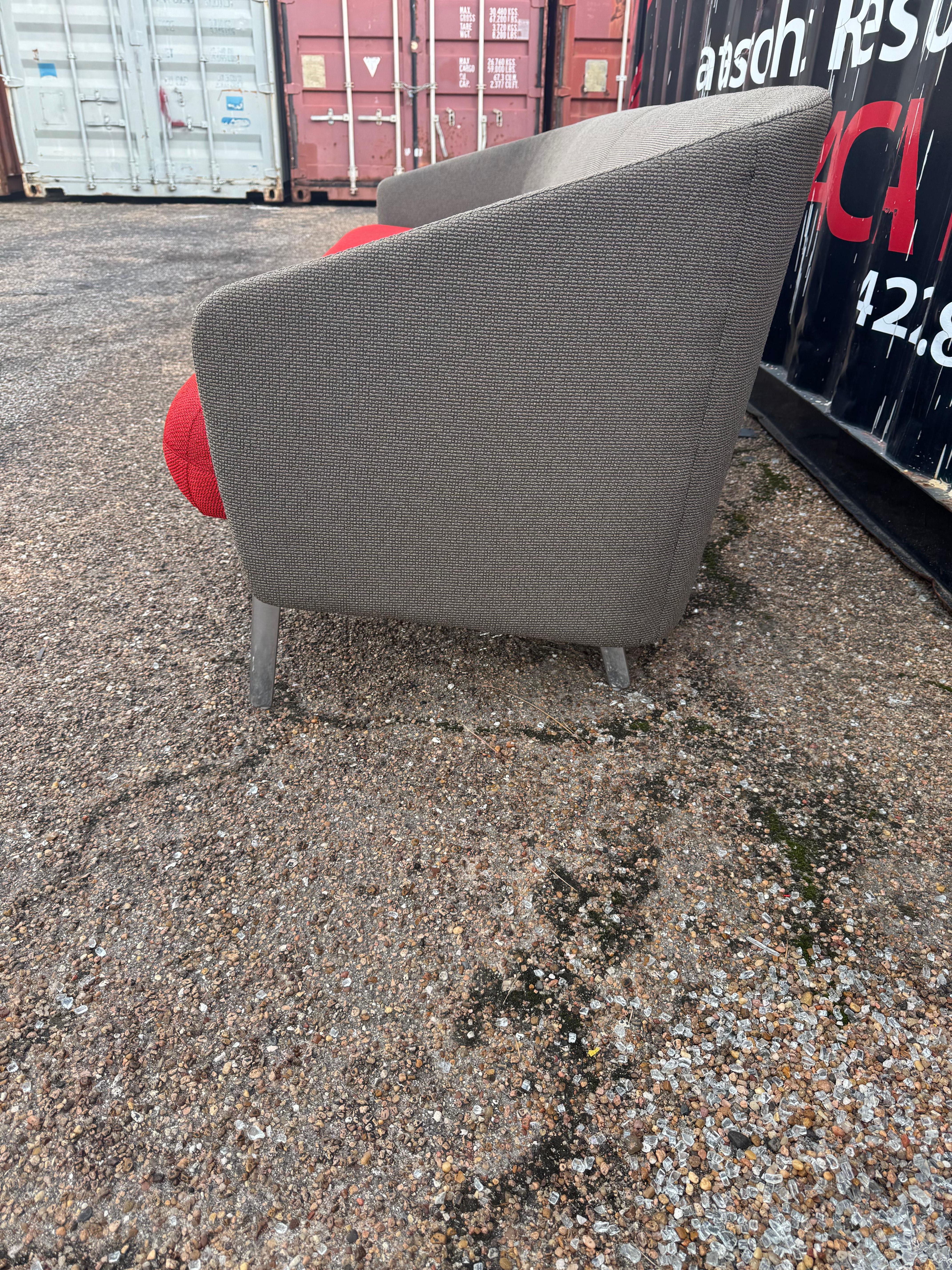 Il s'agit d'un canapé de très grande qualité.
Fabriqué par Teknion pour Steelcase, il est doté de pieds en acier chromé.
Le dos est profilé pour plus de confort. 
Les accoudoirs sont à la bonne hauteur pour se détendre. 

Une paire de chaises