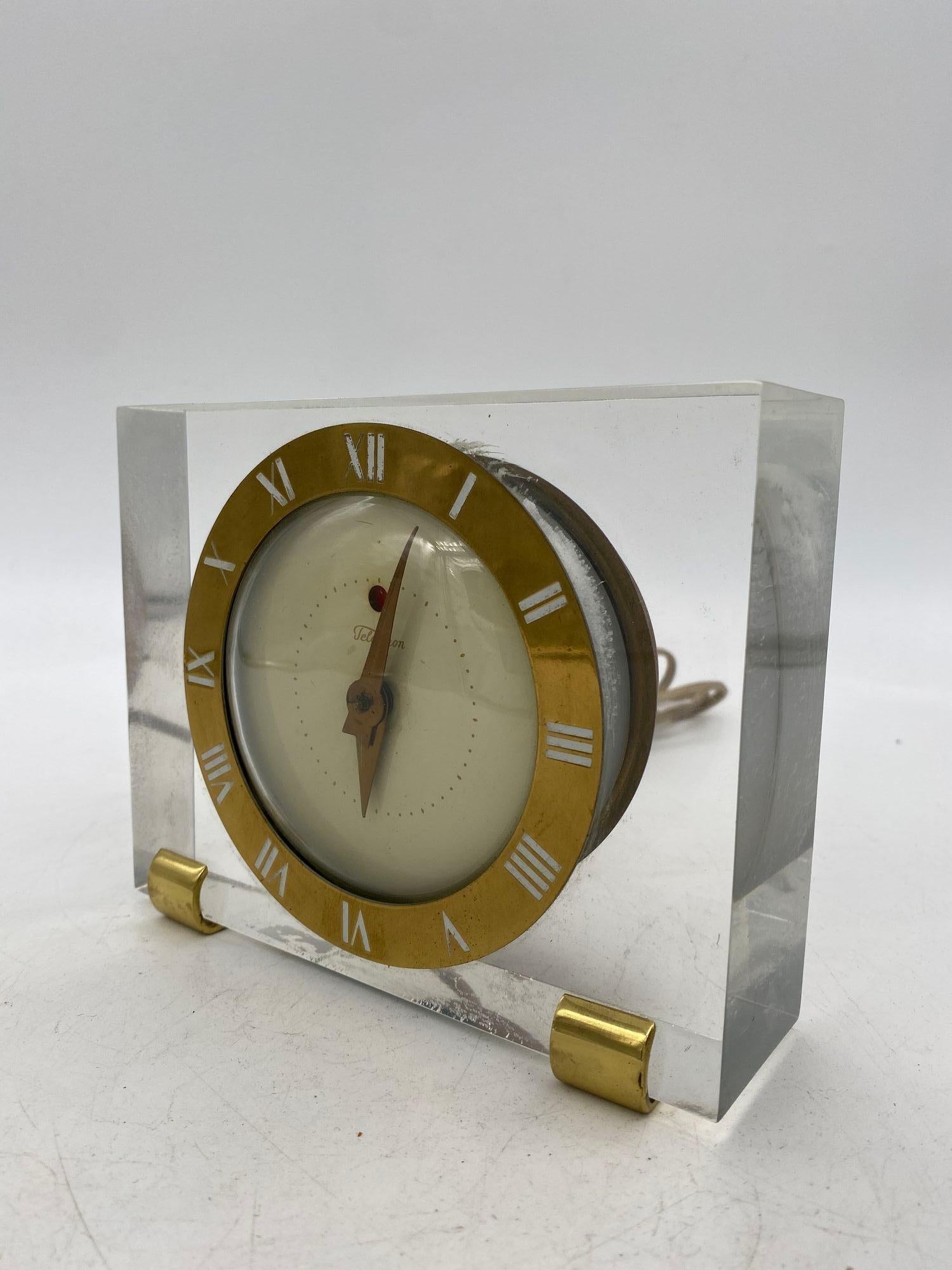Telechron Model 7H141 Lucite & Brass Electric Desk Clock In Excellent Condition For Sale In Van Nuys, CA