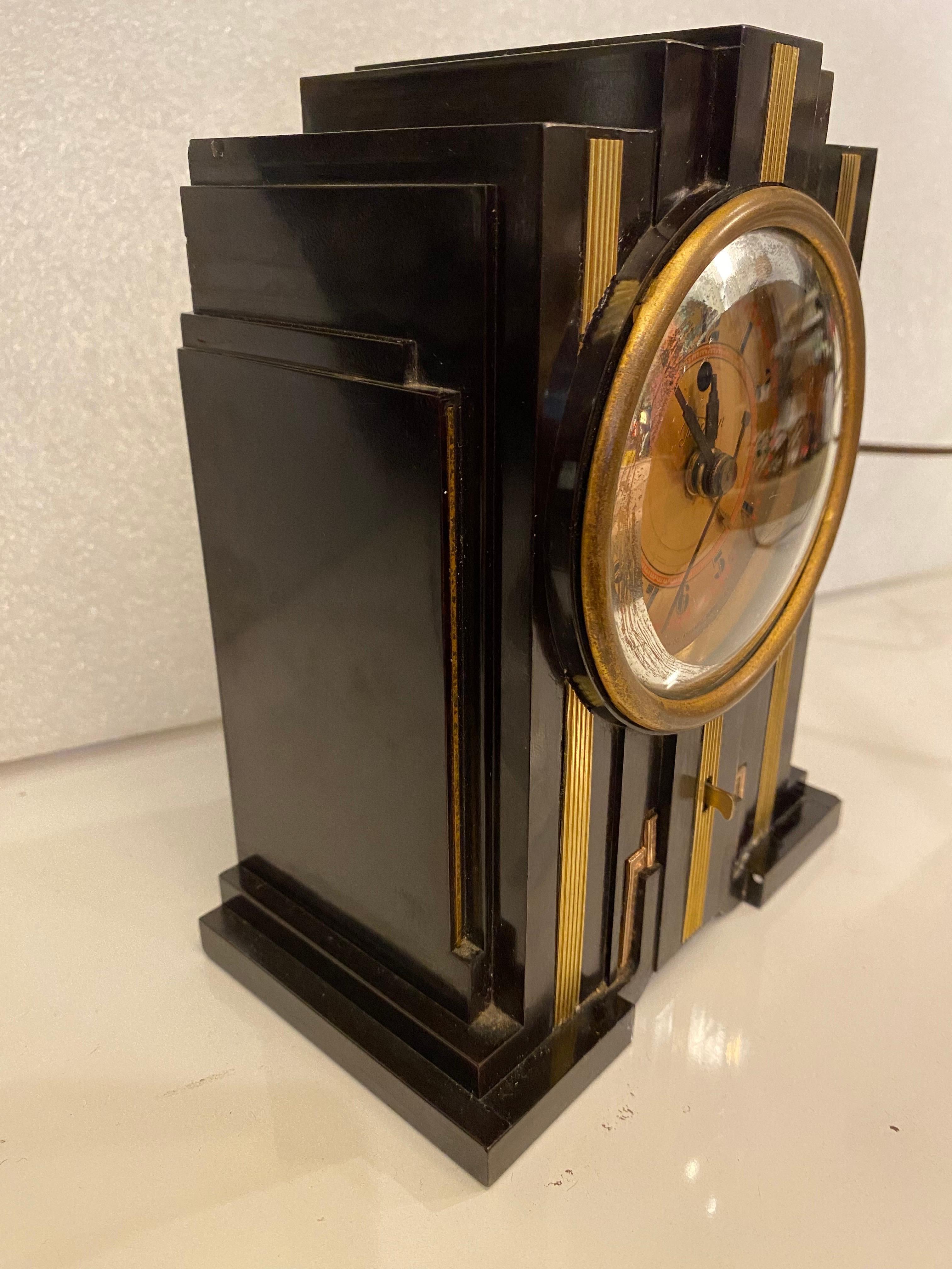 Américain Horloge gratte-ciel Telechron en bakélite en vente