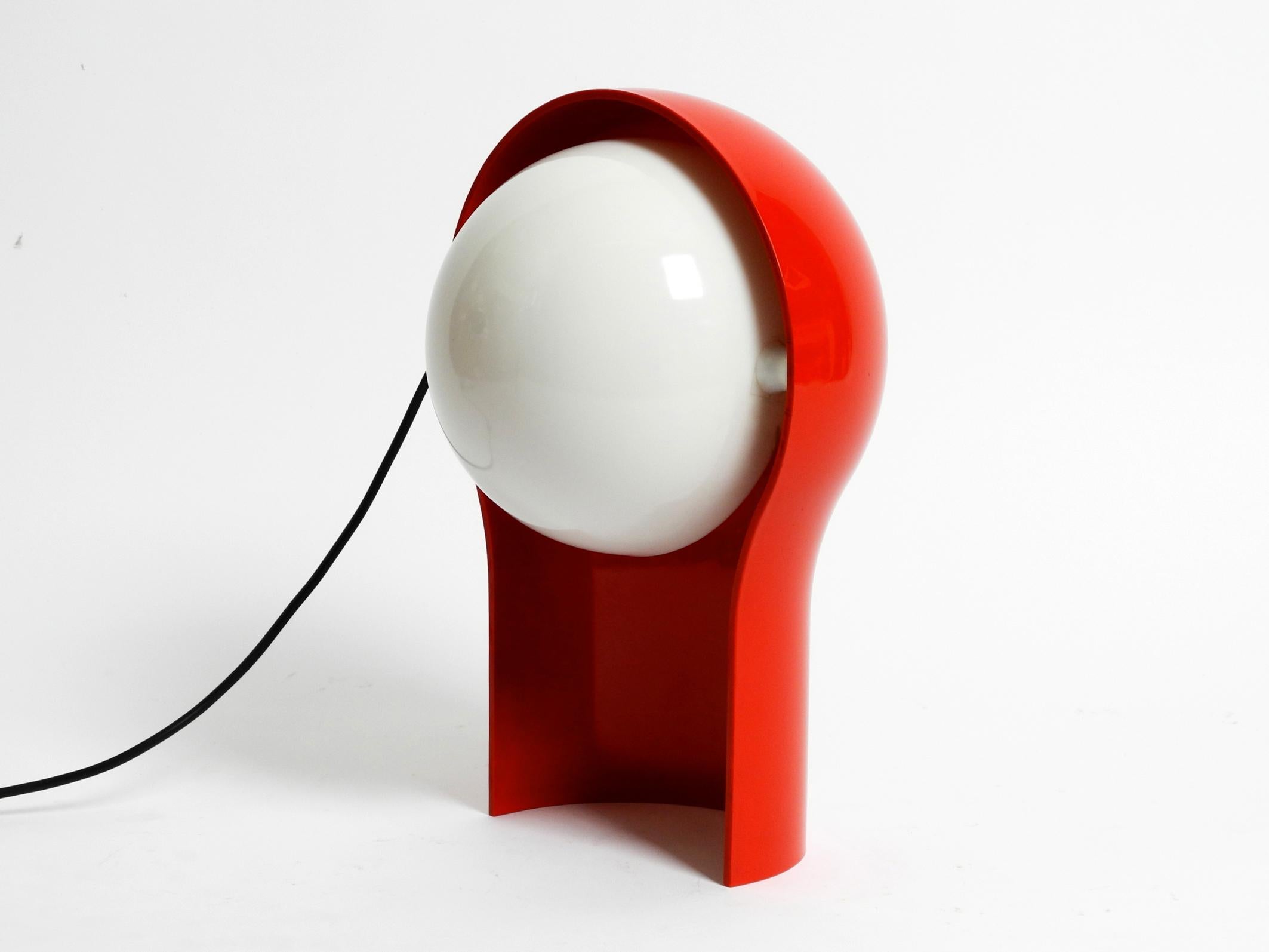 Original Telegono table lamp by Vico Magistretti for Artemide 1968.
In very good, perfect original condition.
The Italian classic with a red frame and the movable shade in creamy white.
The movable shade holds in every position.
All parts in