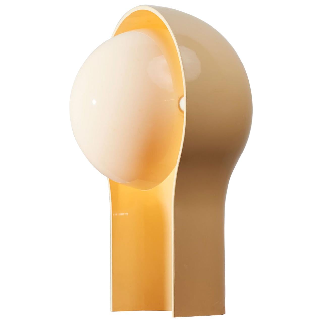 This Telegono table lamp is dripping with midcentury Italian modern design. Made in 1968 by world acclaimed designer Vico Magistretti for Artemide of Italy, circa 1960s.

The white hemispherical inner shade can be swivelled inside the outer ivory