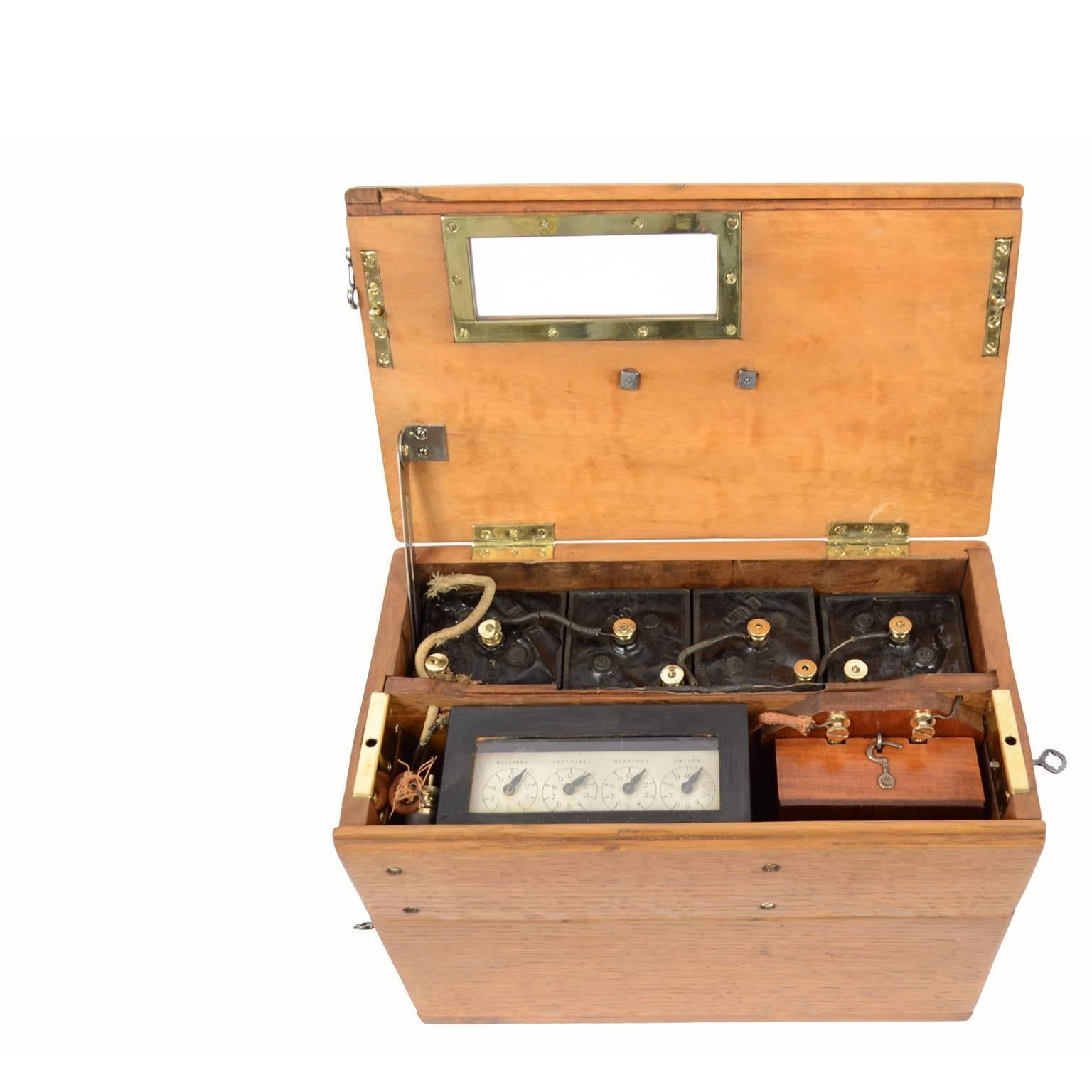 Telegraph power supply with battery-powered bell placed in oakwood box, complete with key. Inside the box there are four scales, tens, hundreds and thousands of turns, bell, four batteries and switch, signed Jules Richard Paris of the second half of