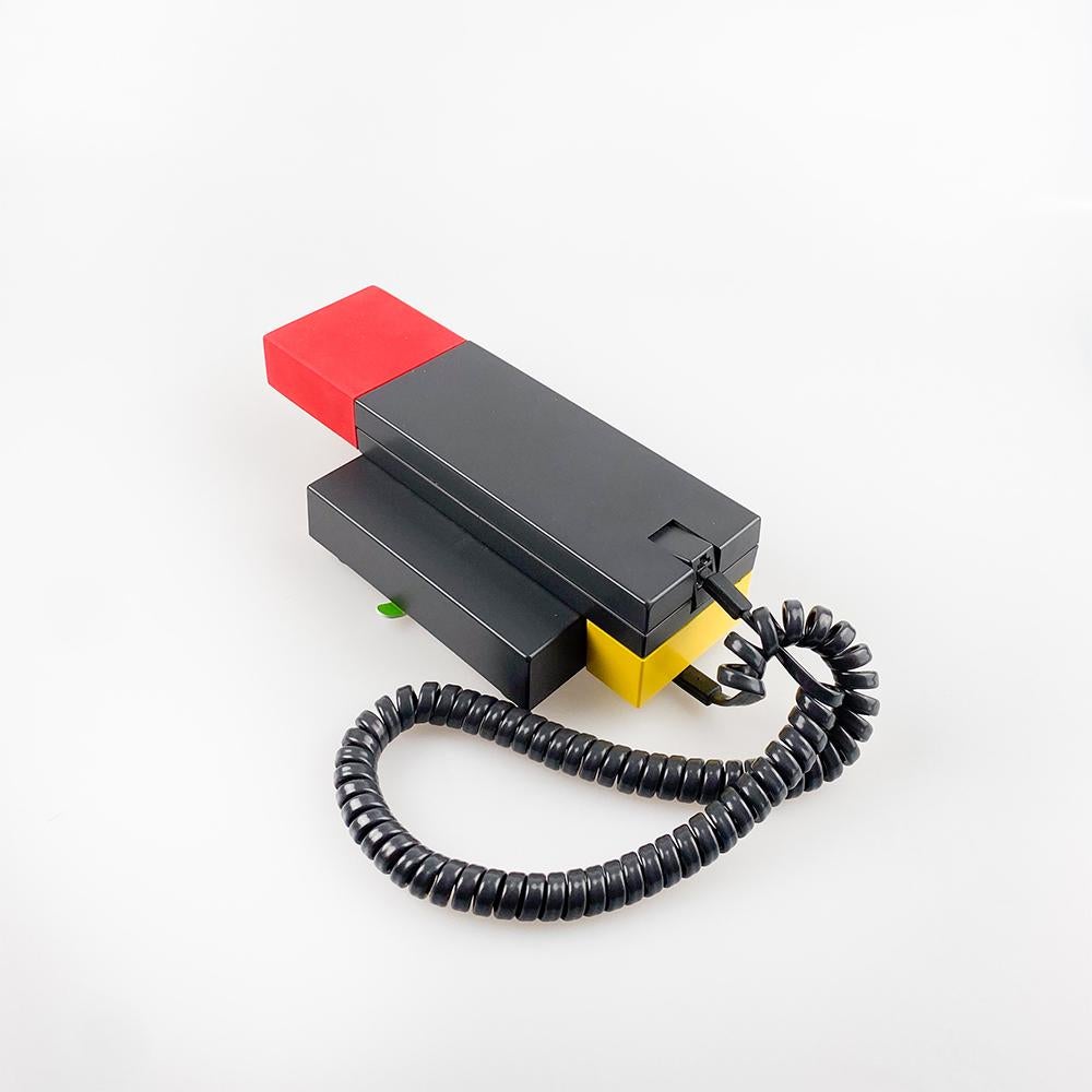 Telephone Enorme designed by Ettore Sottsass for Brondi, 1986.

Included in the permanent collection of the Museum of Modern Art, New York.

Retains the original RJ11 cable. Working correctly.

Measurements: 19.5x11x8cm.