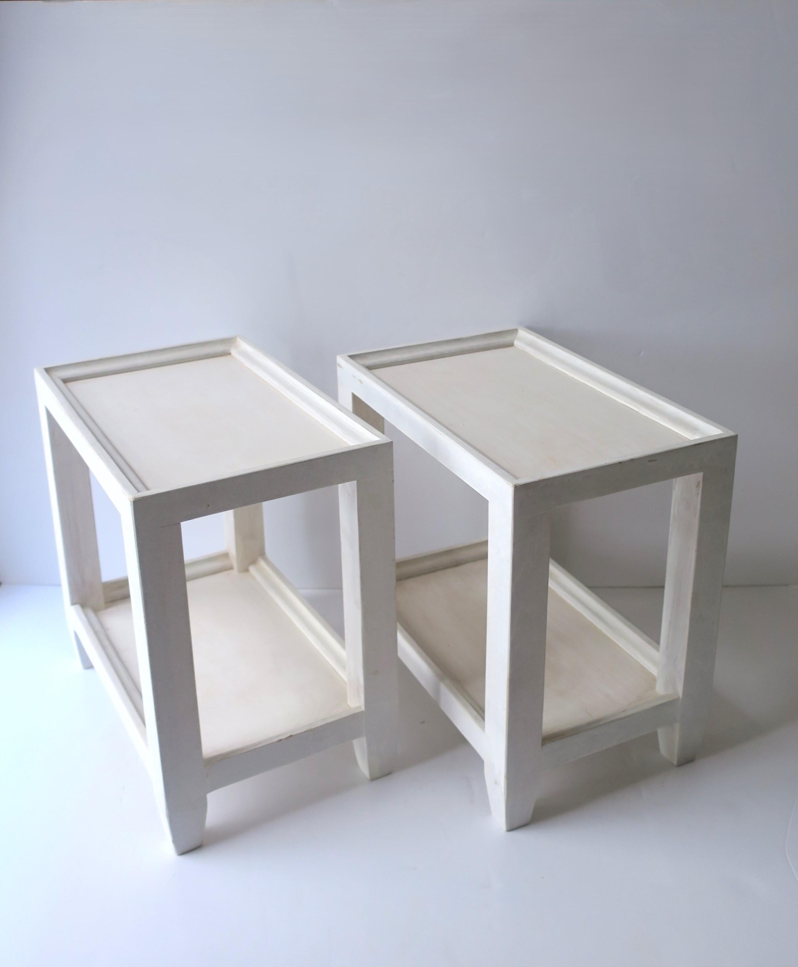 **Due disponibili, ciascuno venduto separatamente, come da inserzione. 

Un tavolo da telefono rettangolare in legno bianco con ripiano inferiore. Il tavolo presenta una superficie e una tonalità bianca sbiancata/incrostata. Un tavolo comodo per