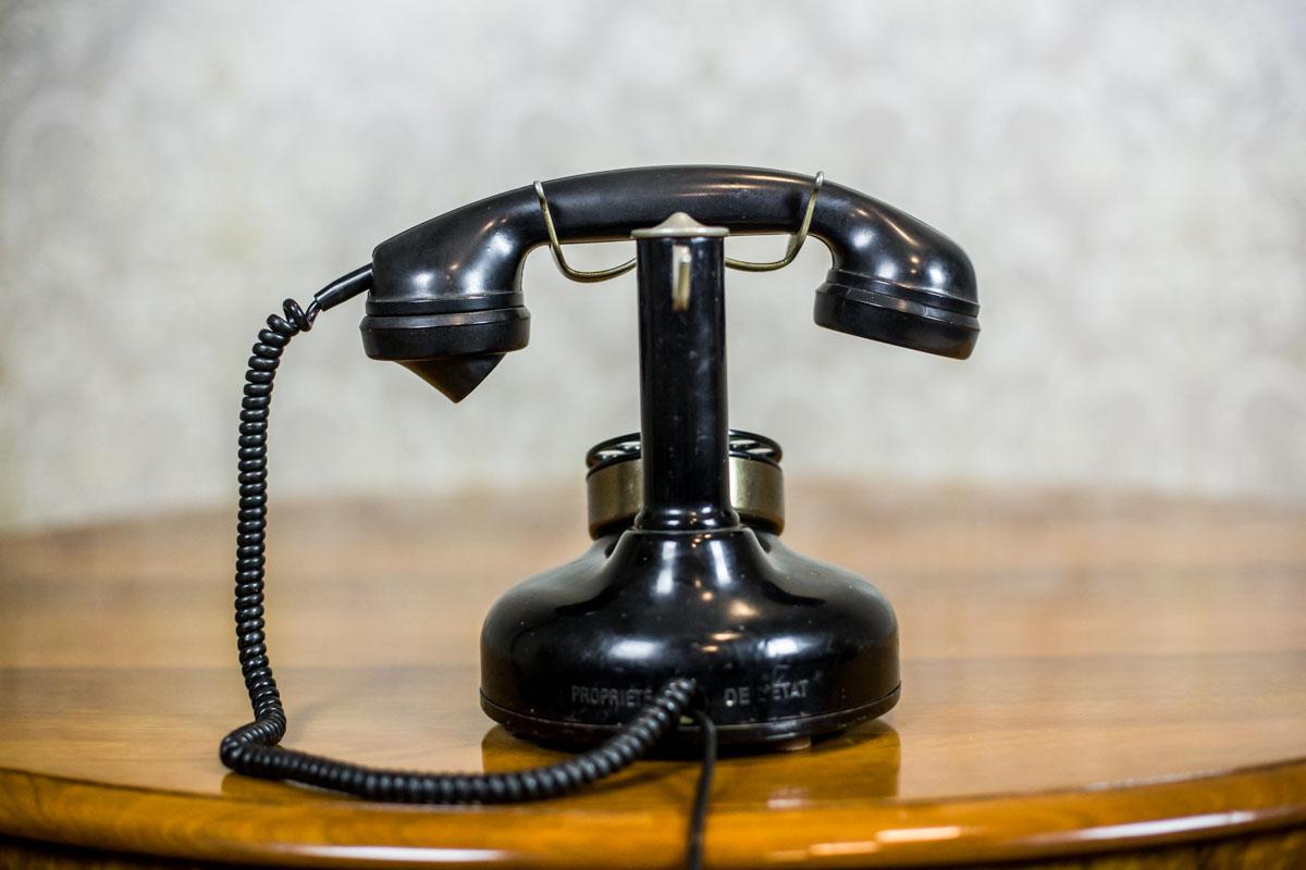 We present you this Danish rotary telephone manufactured in 1940.
The case is made of metal, painted black. The handset is made of Bakelite.

The item is in very good condition.