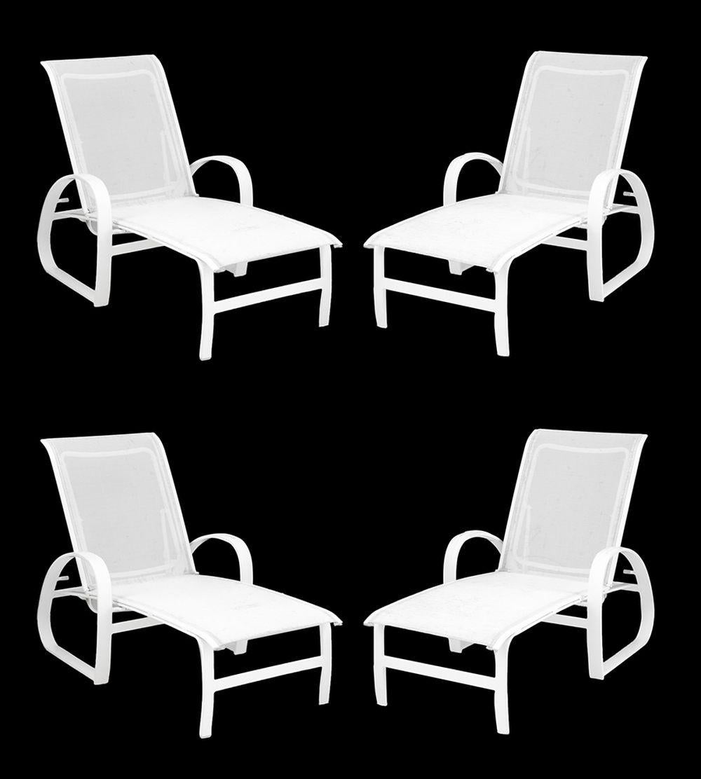 Vierer-Set Telescope Casual Furniture Outdoor Chaise Longues, weiß patiniert mit Armlehnen und verstellbaren Rückenlehnen. Rückenlehne: 41