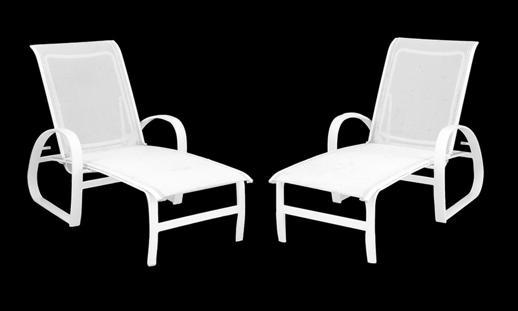 Pareja de Chaise Longues de exterior Telescope Casual Furniture, patinadas en blanco, con brazos y respaldos regulables. Respaldo: 41