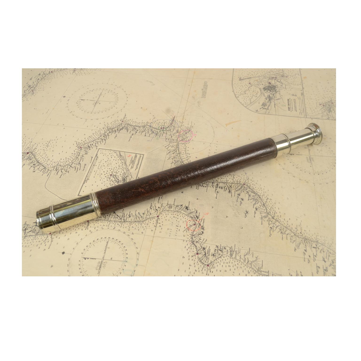 Telescope of chromed brass with leather-covered handle, signed Ross London N. 29155, sold by Seagrove & C. Portseal, with dedication to Lieut Washer R.N.R. Made in the second half of the 19th century. One extension focus, complete with dust flap and