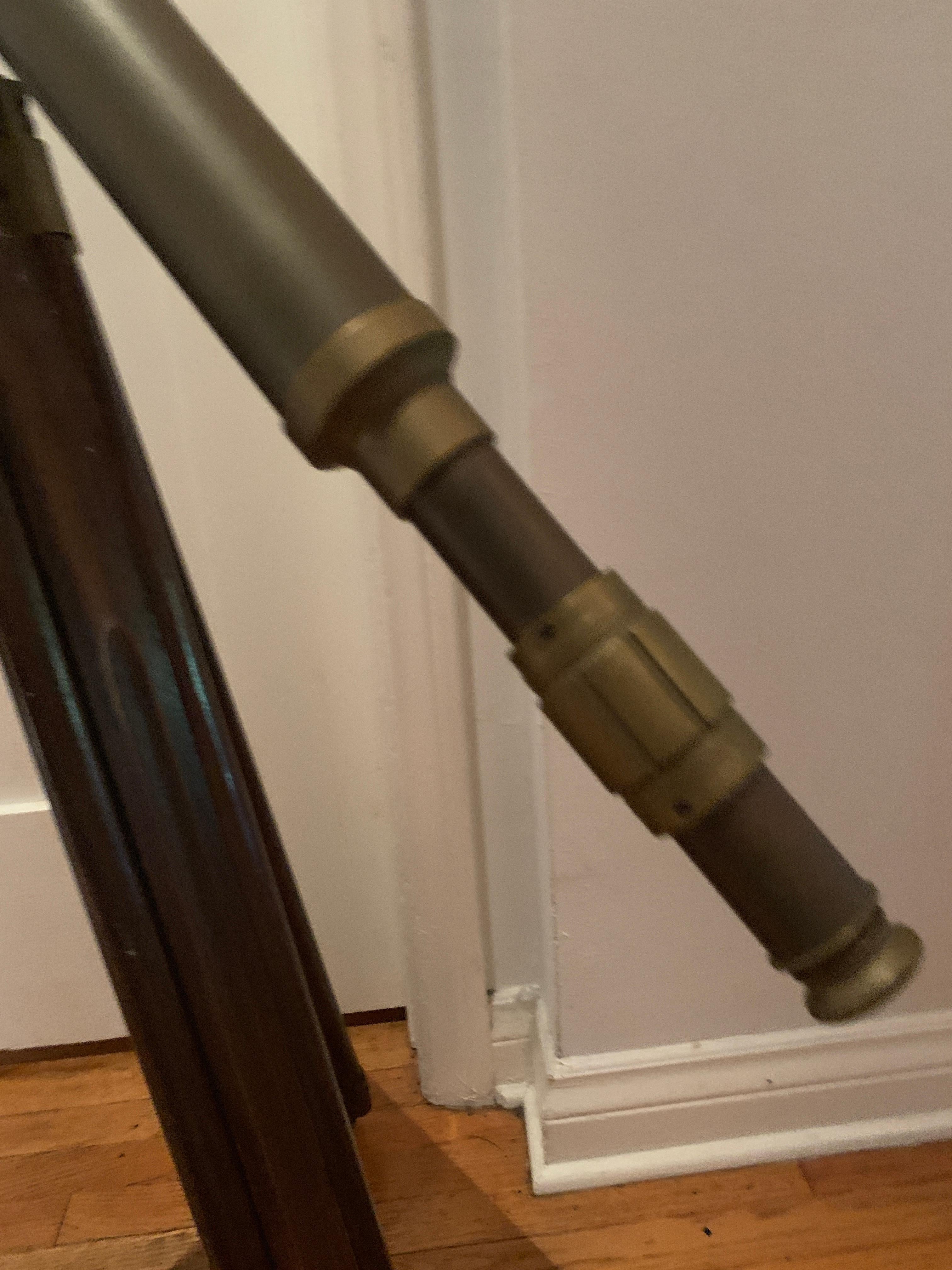 Telescope avec pieds en bois réglables et quincaillerie en laiton patiné en vente 5