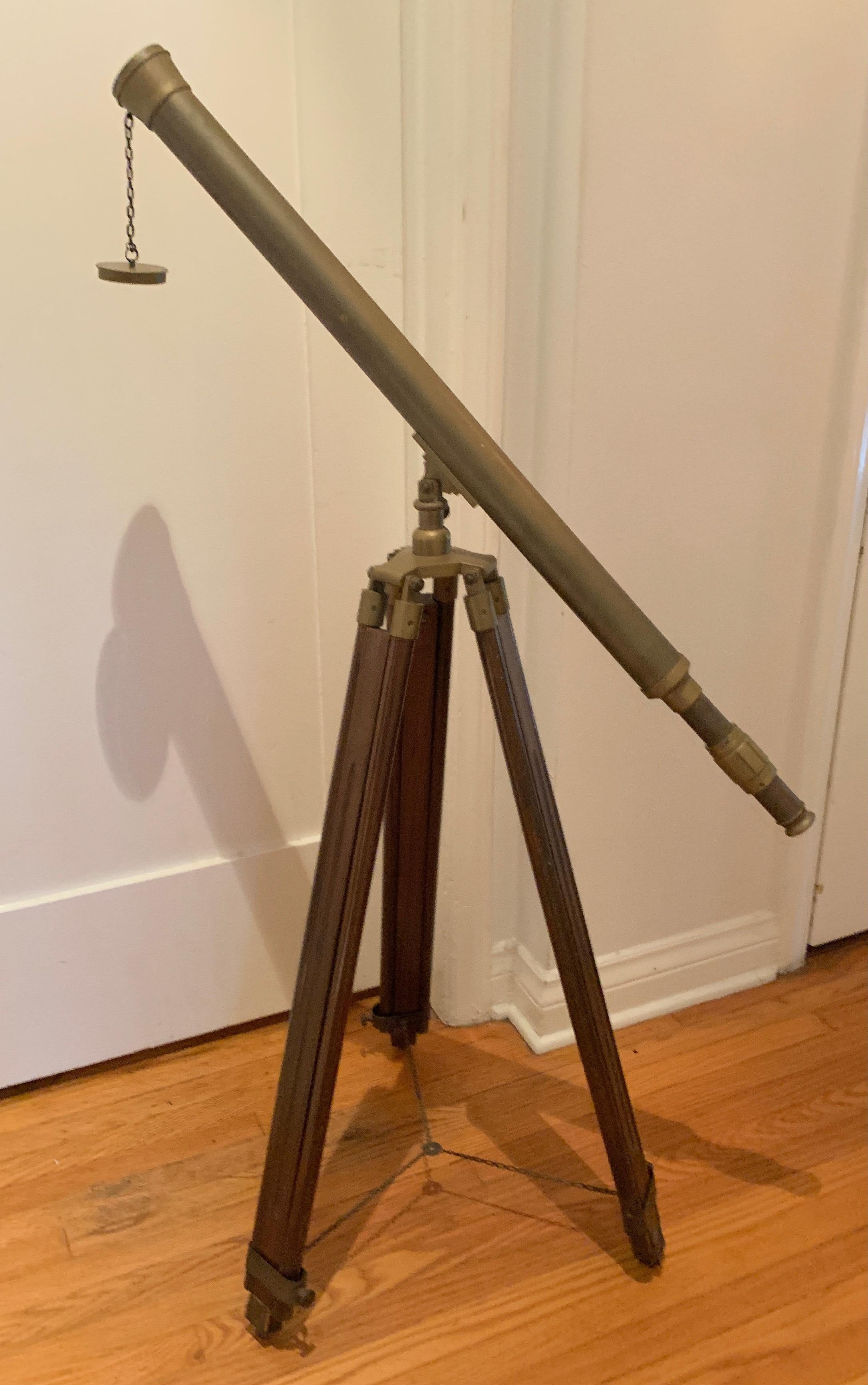 Telescope avec pieds en bois réglables et quincaillerie en laiton patiné en vente 7