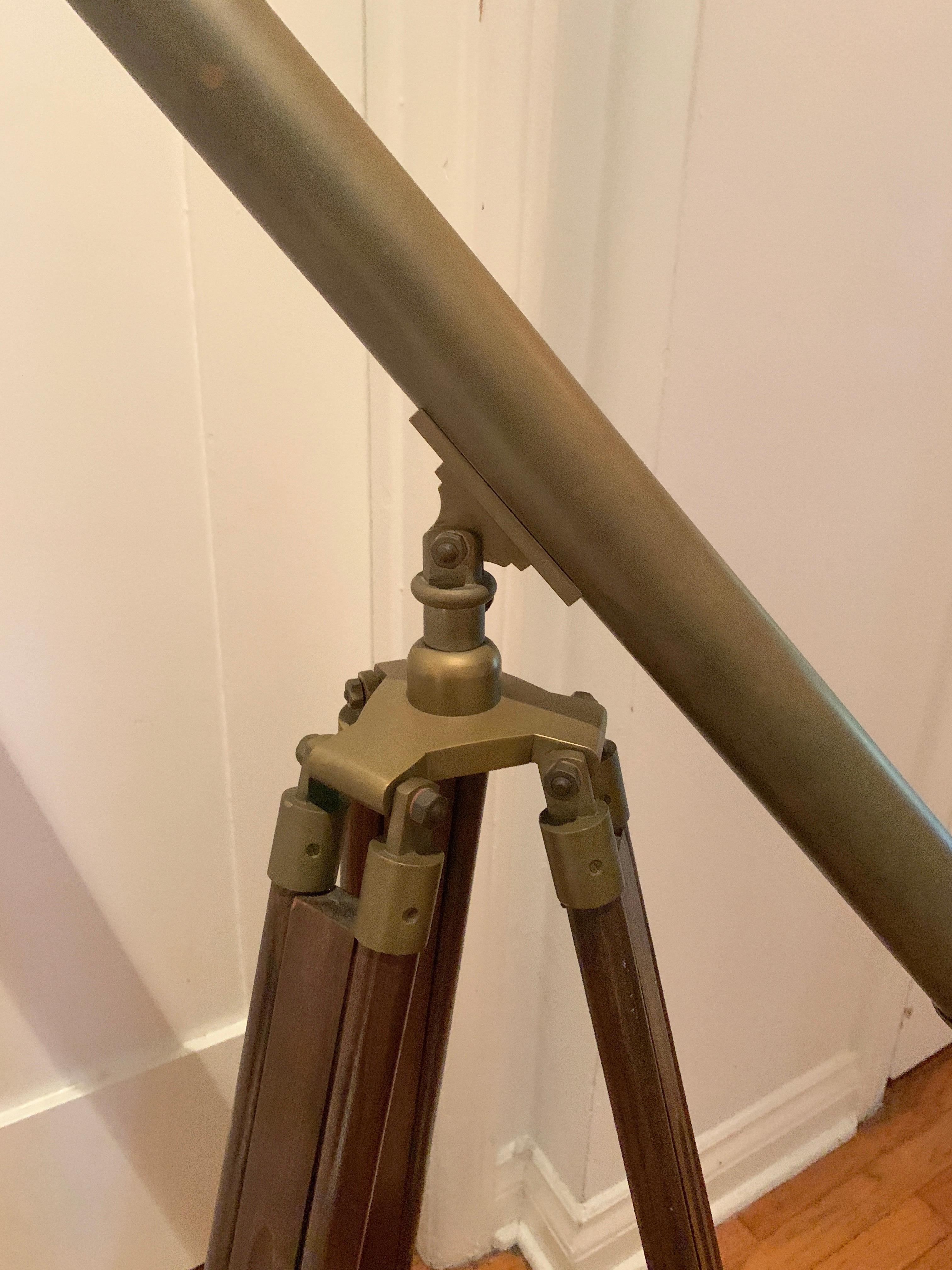 Telescope avec pieds en bois réglables et quincaillerie en laiton patiné en vente 9