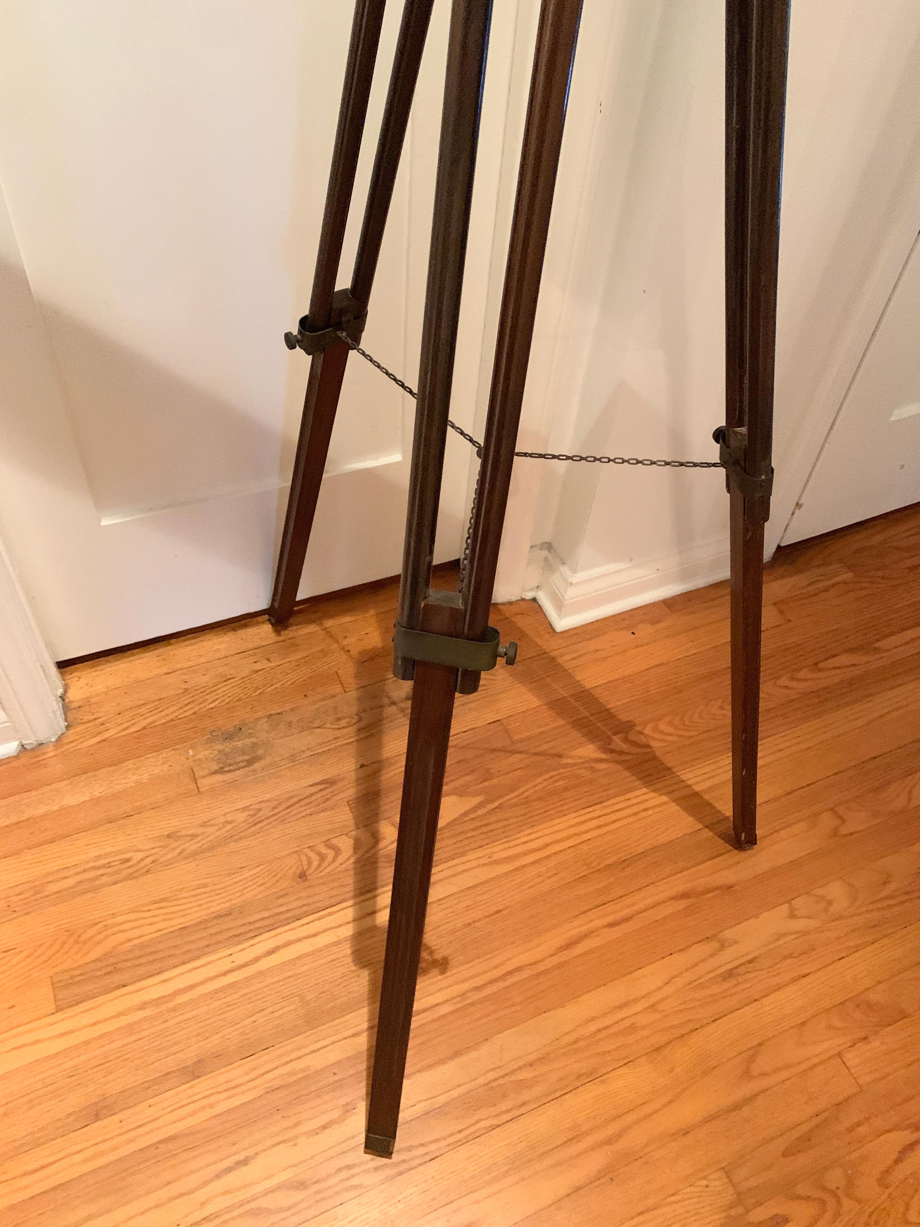 Rustique Telescope avec pieds en bois réglables et quincaillerie en laiton patiné en vente