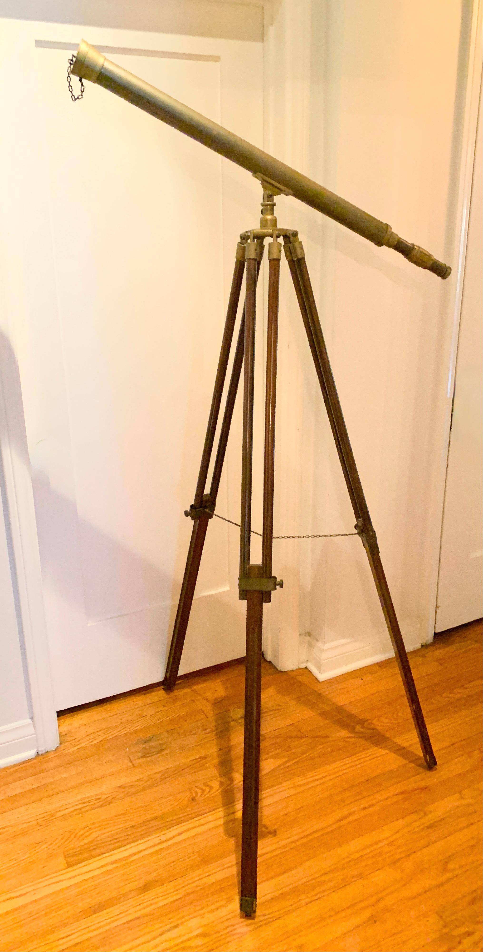 Telescope avec pieds en bois réglables et quincaillerie en laiton patiné en vente 2