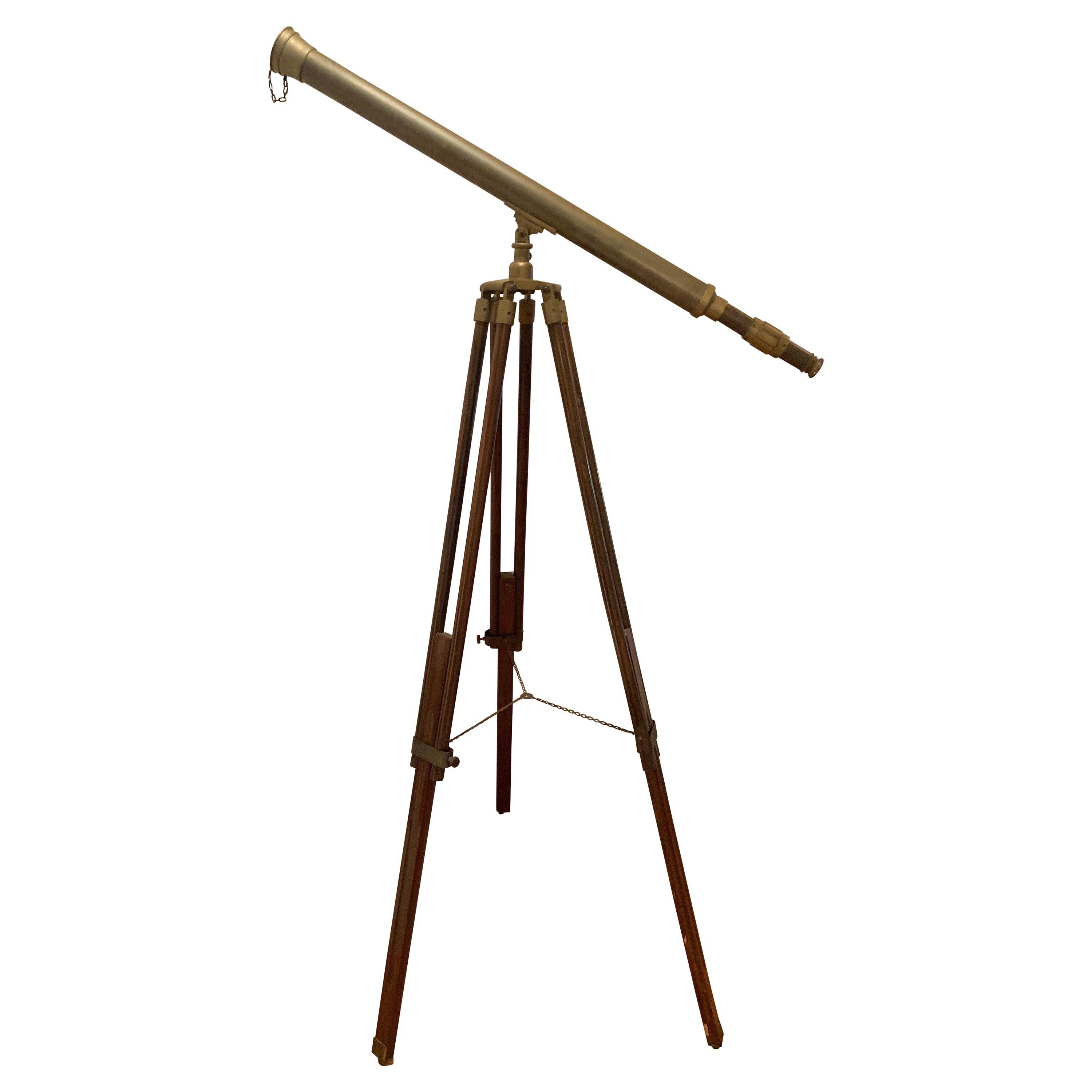 Teleskop mit verstellbaren Holzbeinen und patinierten Messingbeschlägen